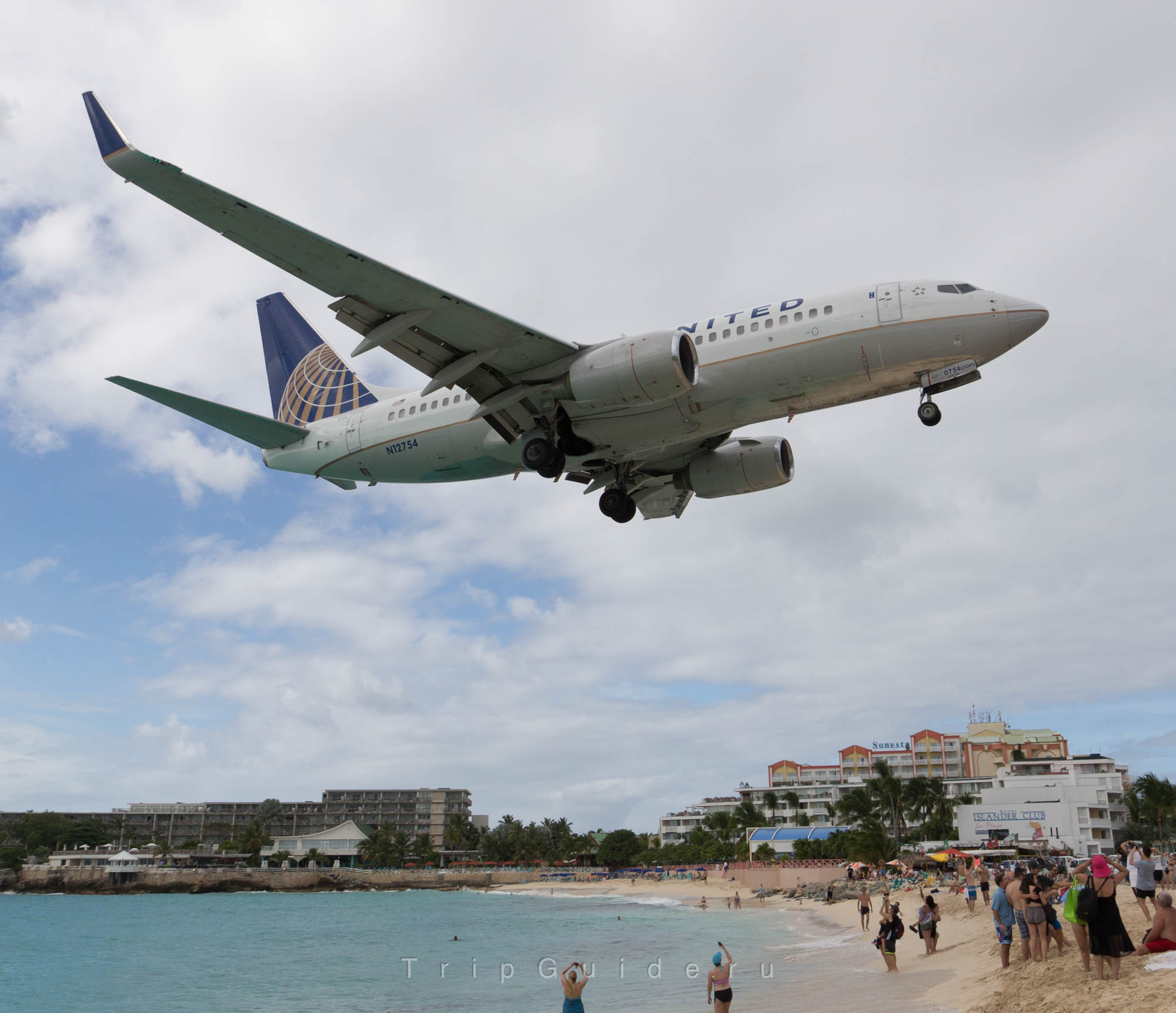 Самолет Boeing 737 авиакомпании United Airlines, бортовой номер N12754
