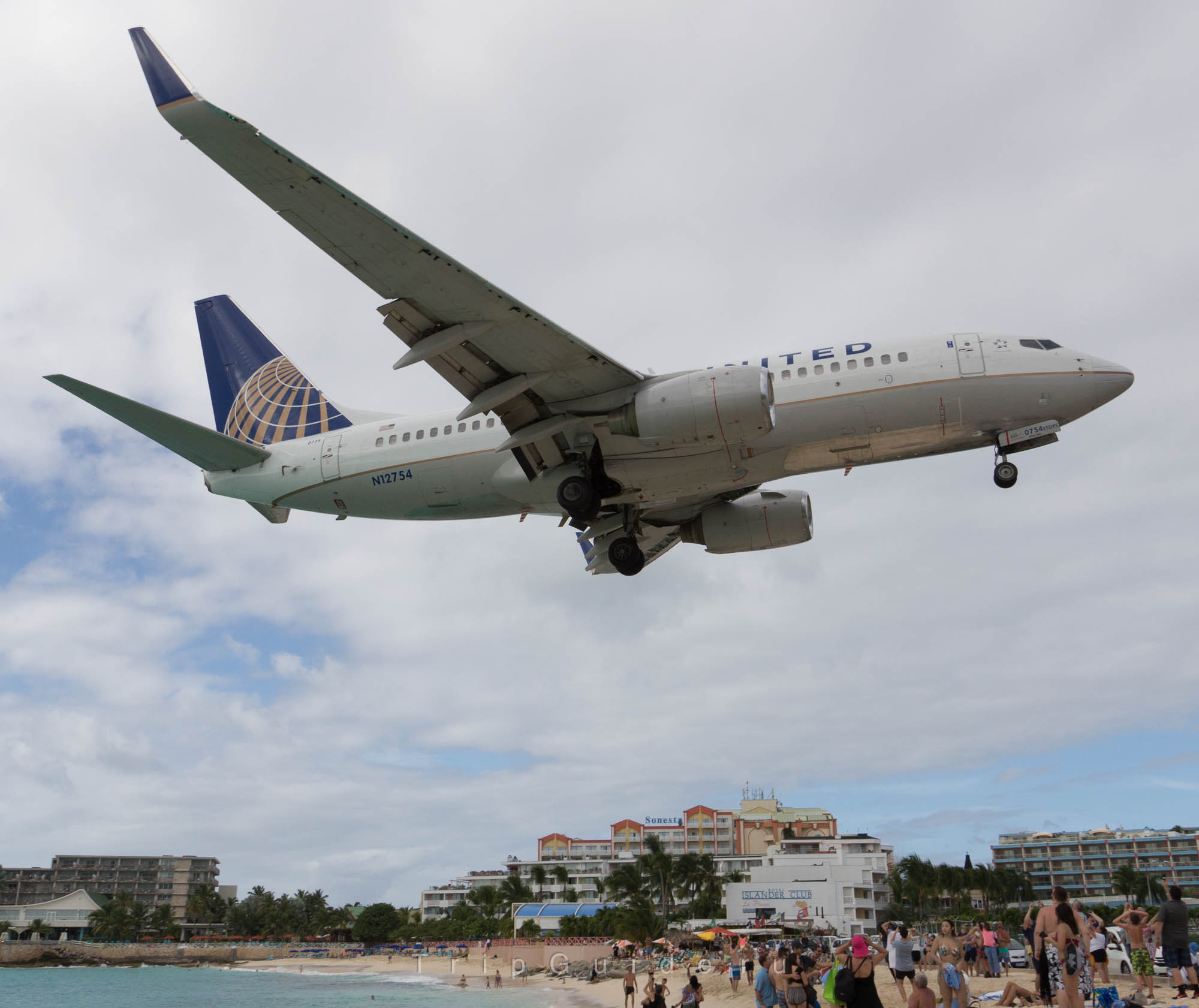 Самолет Boeing 737 авиакомпании United Airlines, бортовой номер N12754
