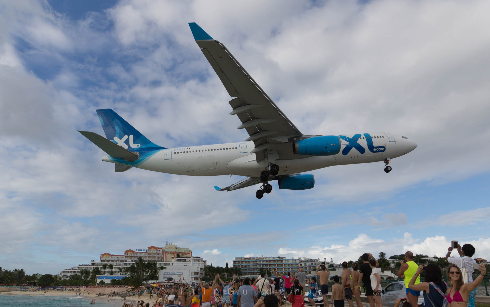 Самолет Airbus A330-243 авиакомпании XL в аэропорту Синт-Мартен