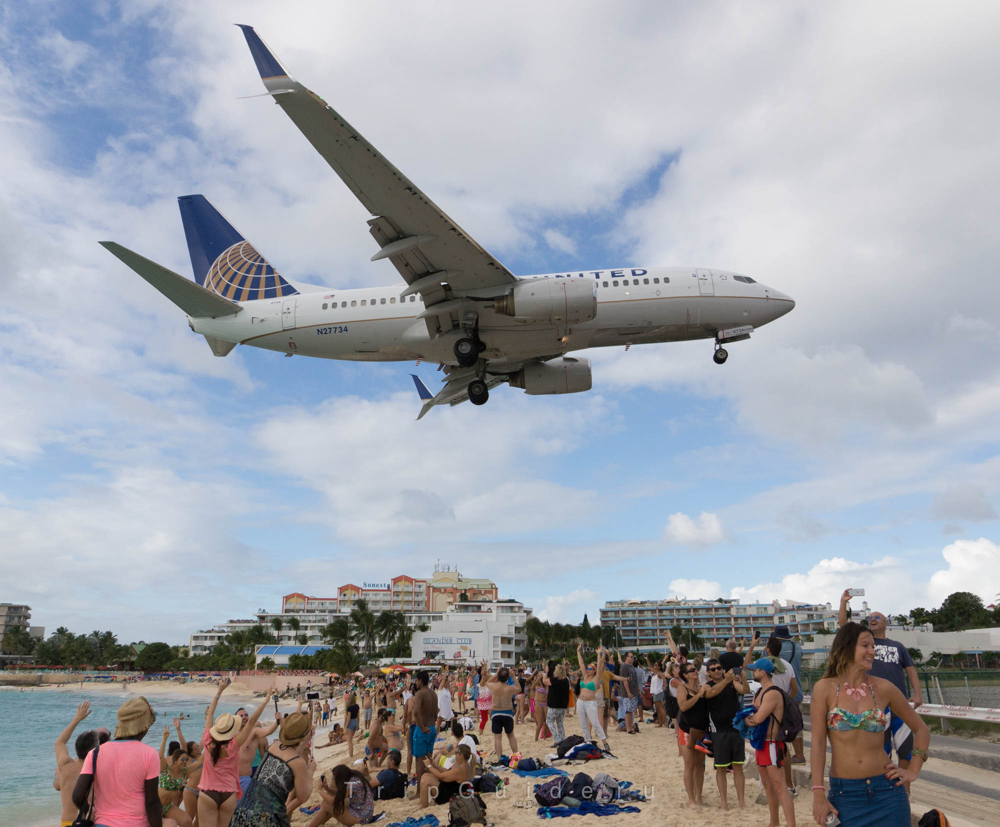 Самолет Boeing 737-724 авиакомпании United, бортовой номер N27734