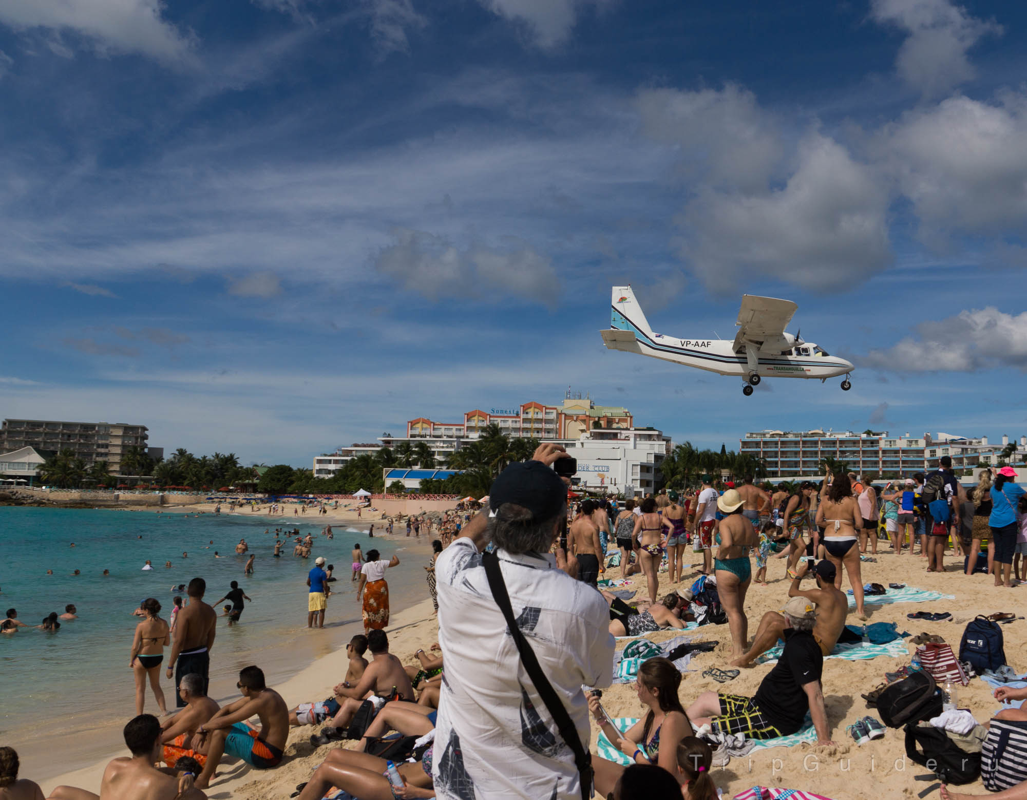 Самолет авиакомпании Trans Anguilla Airways на пляже Махо