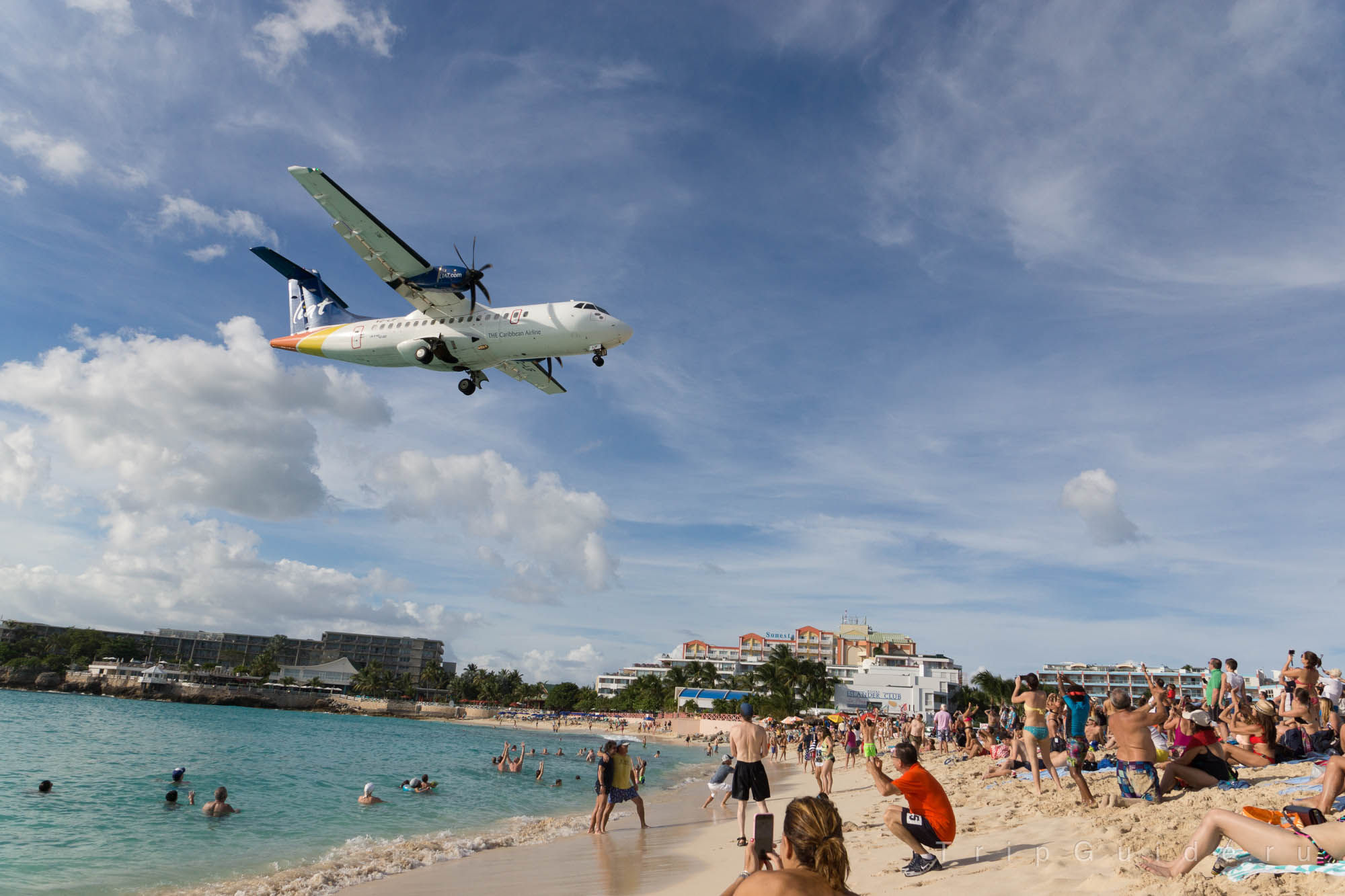 Самолет ATR 42-600 авиакомпании LIAT, бортовой номер V2-LIF