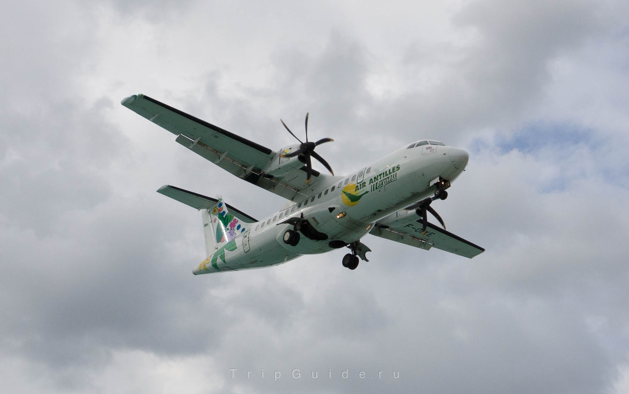 Самолет ATR 42-500 авиакомпании LIAT, бортовой номер F-OIXE