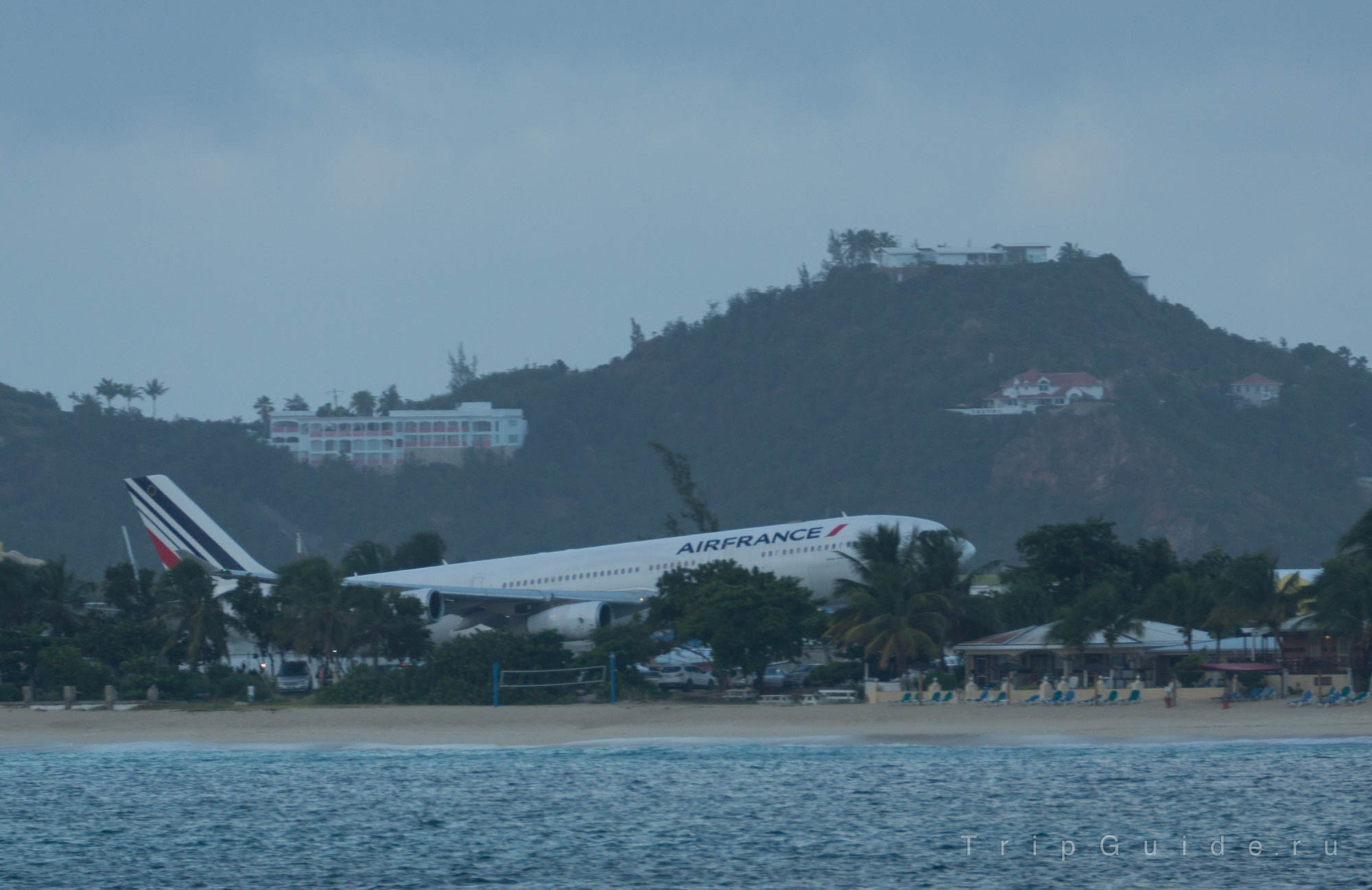 Взлет самолета Airbus A340 а/к AirFrance