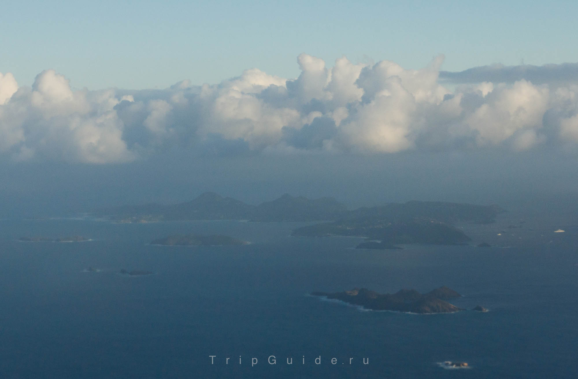 На переднем плане - остров Фюршу (Ile Fourchue), на заднем - остров Сен-Бартелеми (Saint Barthelemy)