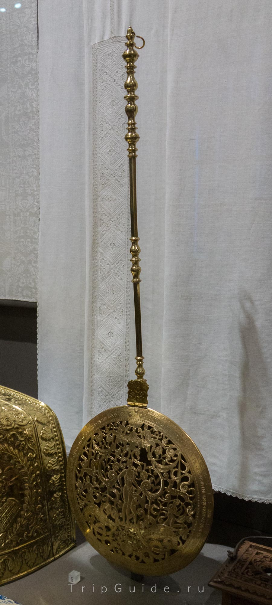 Грелка (Нидерланды, 1602) наполнялась горячими углями и располагалась под простыней