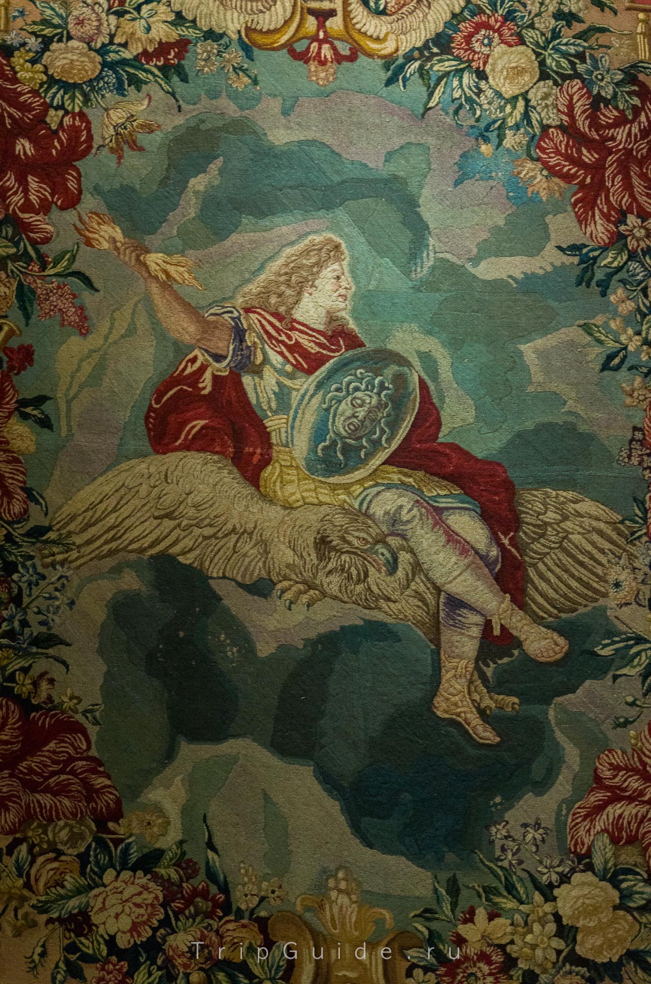 Воздух (Франция 1683–1690) изображает короля Людовика XIV, в образе Юпитера в античных одеждах, сидящего на орле среди облаков, он держит щит с головой медузы Горгоны в левой руке и молнию в правой