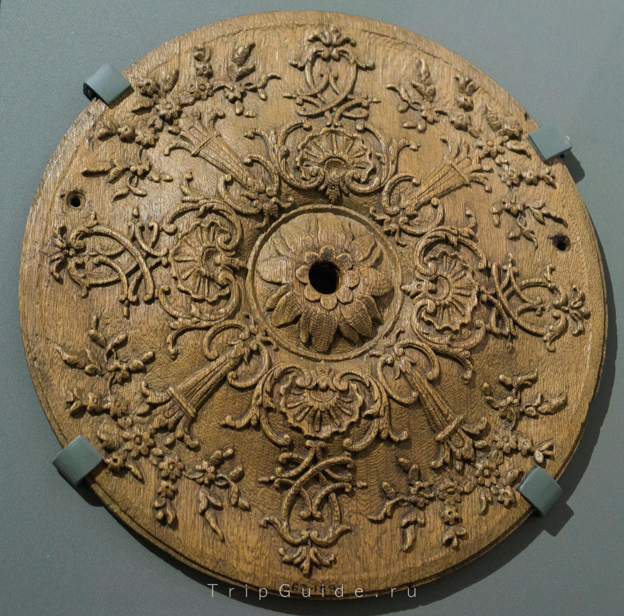 Розетка (Roundel, 1700-1725, Франция) — была прикреплена к двери или использовалась в интерьере, рисунок состоит из симметричных переплетающихся линий, цветков и раковин. Стиль Жана Берана