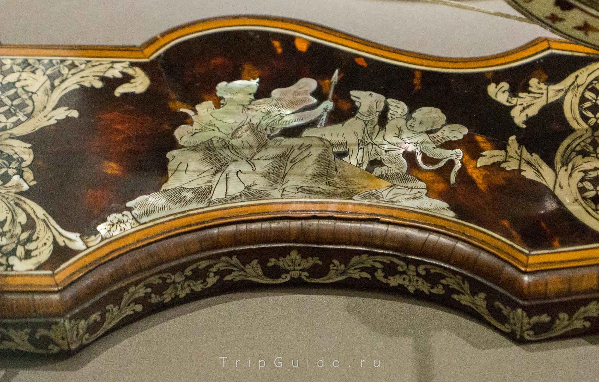 Прялка — Пьетро Пиффетти (1740-1750) — автор был краснодеревщиком при дворе короля Сардинии и специализировался на маркетри с использованием тропических сортов древесины, панциря черепахи и перламутра