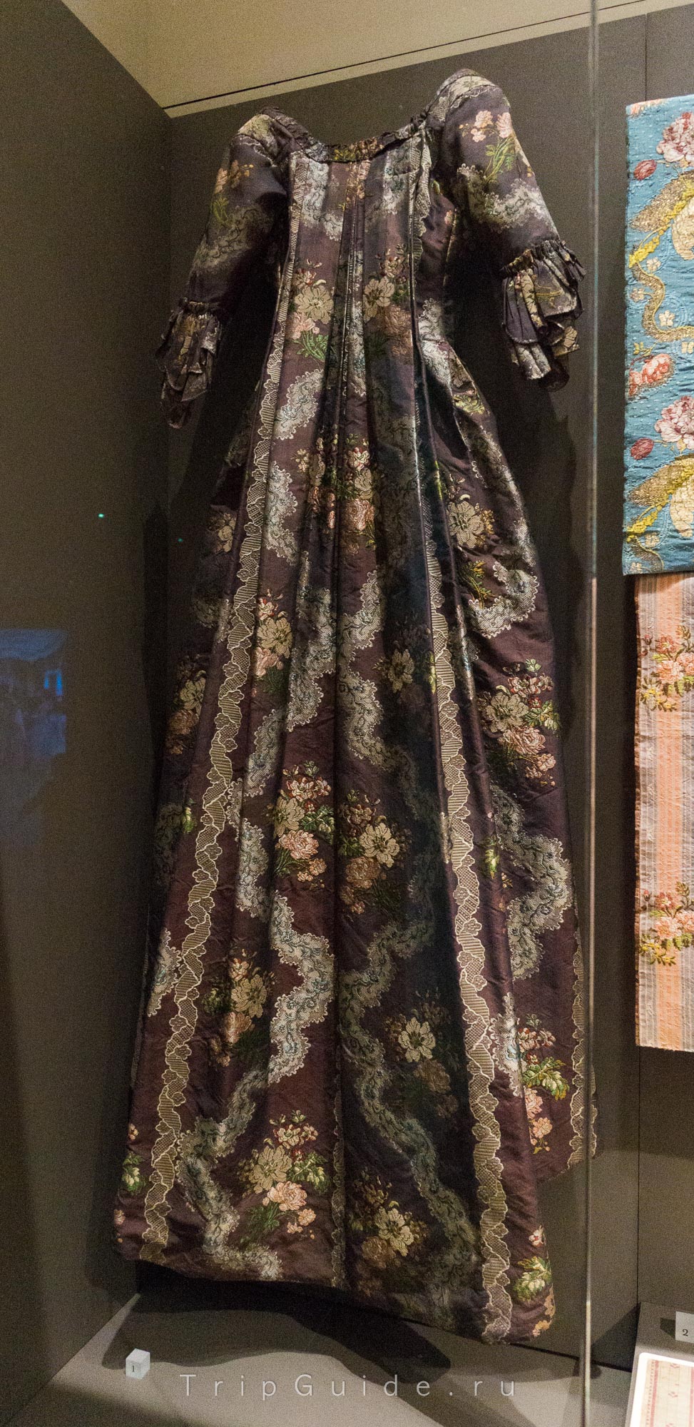 Платье на французский манер (robe a la francaise, Лион, 1765-1770) — в 18 веке Лион был центром производства шёлка, который в виде тканей, снабжаемых выкройками, поставлялся по всей Европе