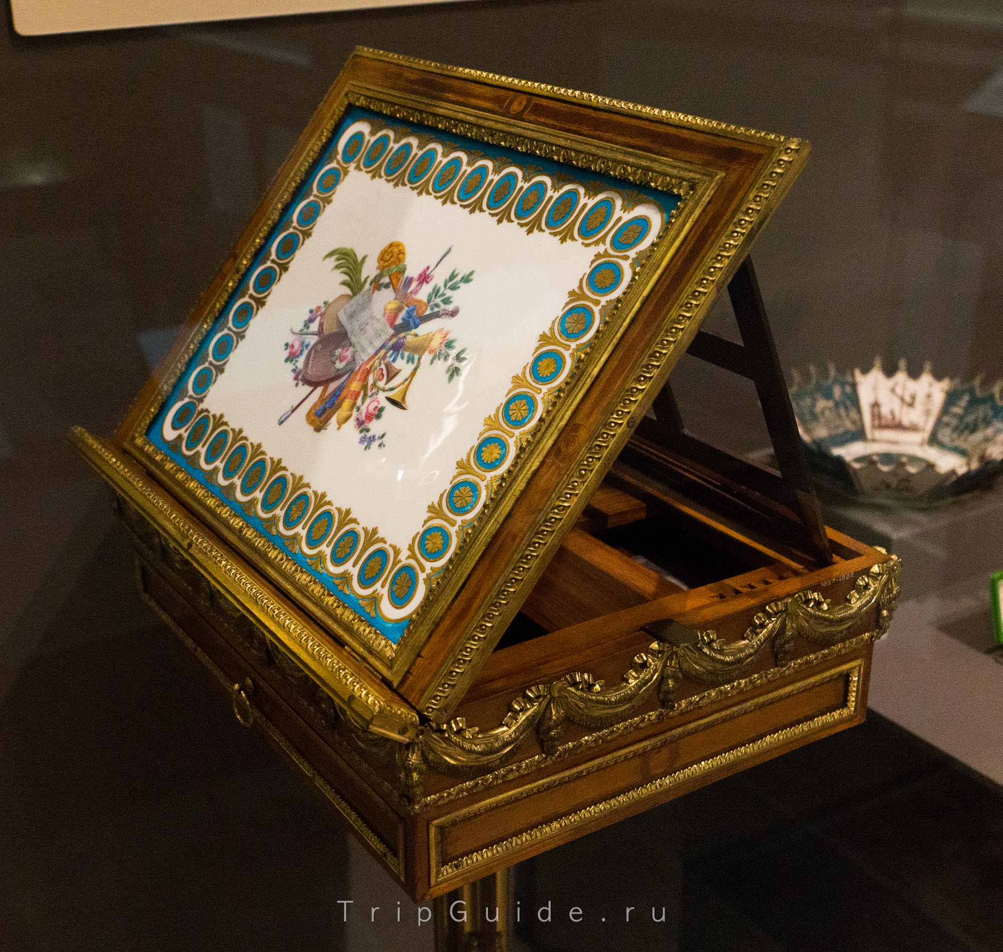 Пюпитр (подставка для нот) и письменный стол (Париж, около 1777-1785) — верх этого девайса может подниматься чтобы использовать его как подставку для нот или опускаться, чтобы использовать как стол