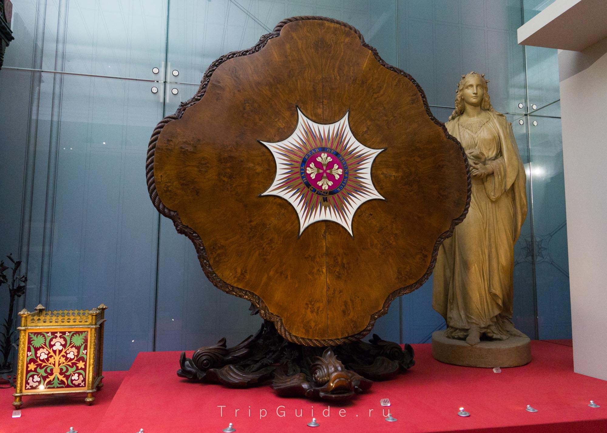 Стол «Звезда Брауншвейга», 1851 — в центре стола символ герцогства Брауншвейг — один из титулов, который королева Виктория не смогла наследовать как женщина
