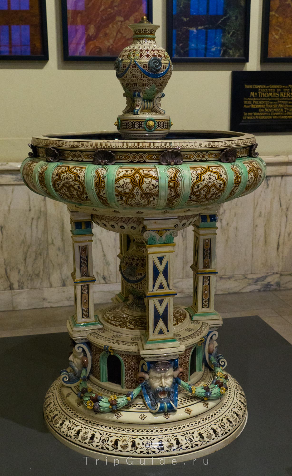 Фонтан фабрики Minton из Англии, 1877 г. — фабрика производила высококачественные изделия для международного рынка, в данном случае в французском стиле Henri Deux