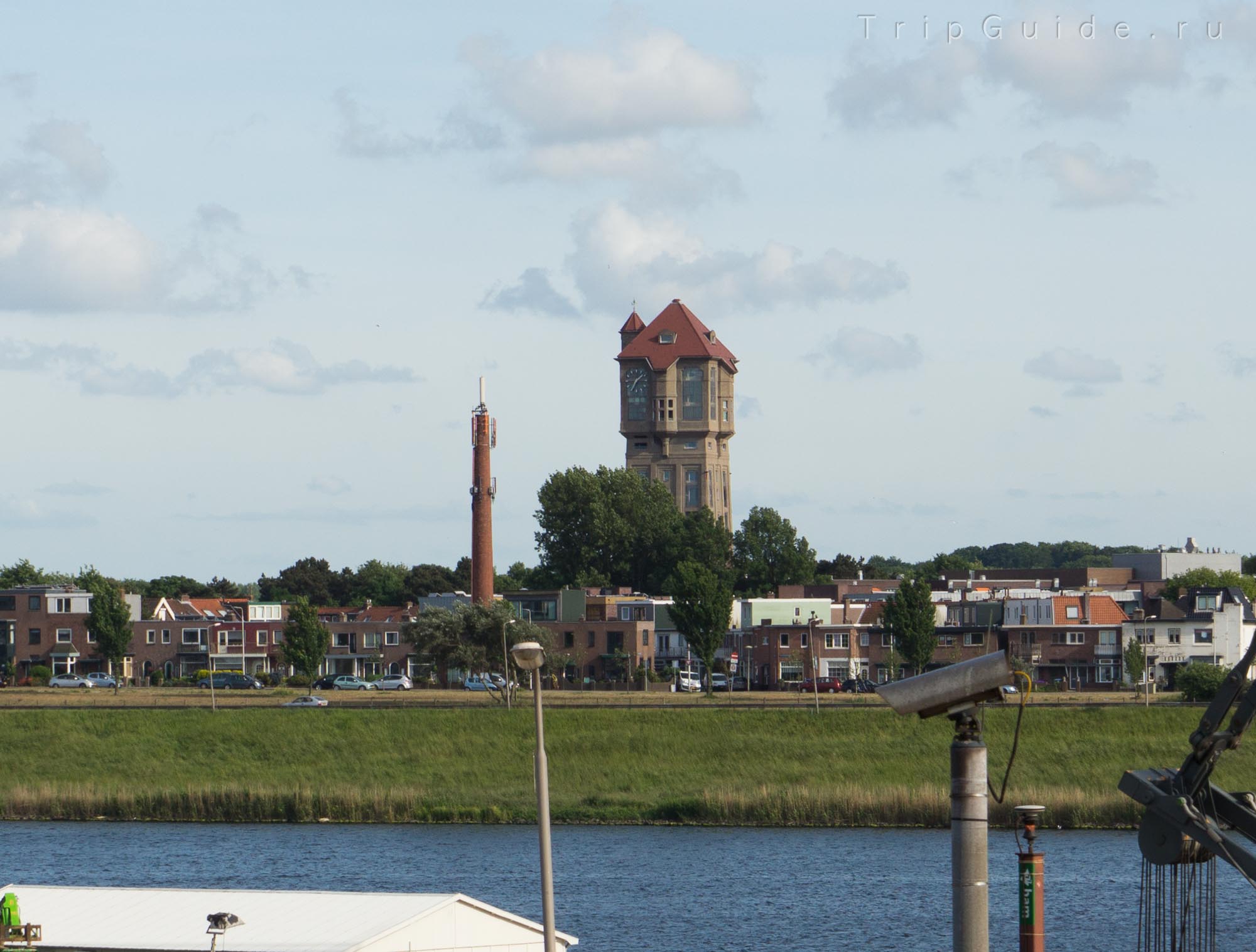 Водонапорная башня города Эймёйден (De watertoren aan de Evertsenstraat), построена в 1915, высота 42,6 метра, куранты были установлены в 1927, в настоящее время используется как лофт апартаменты