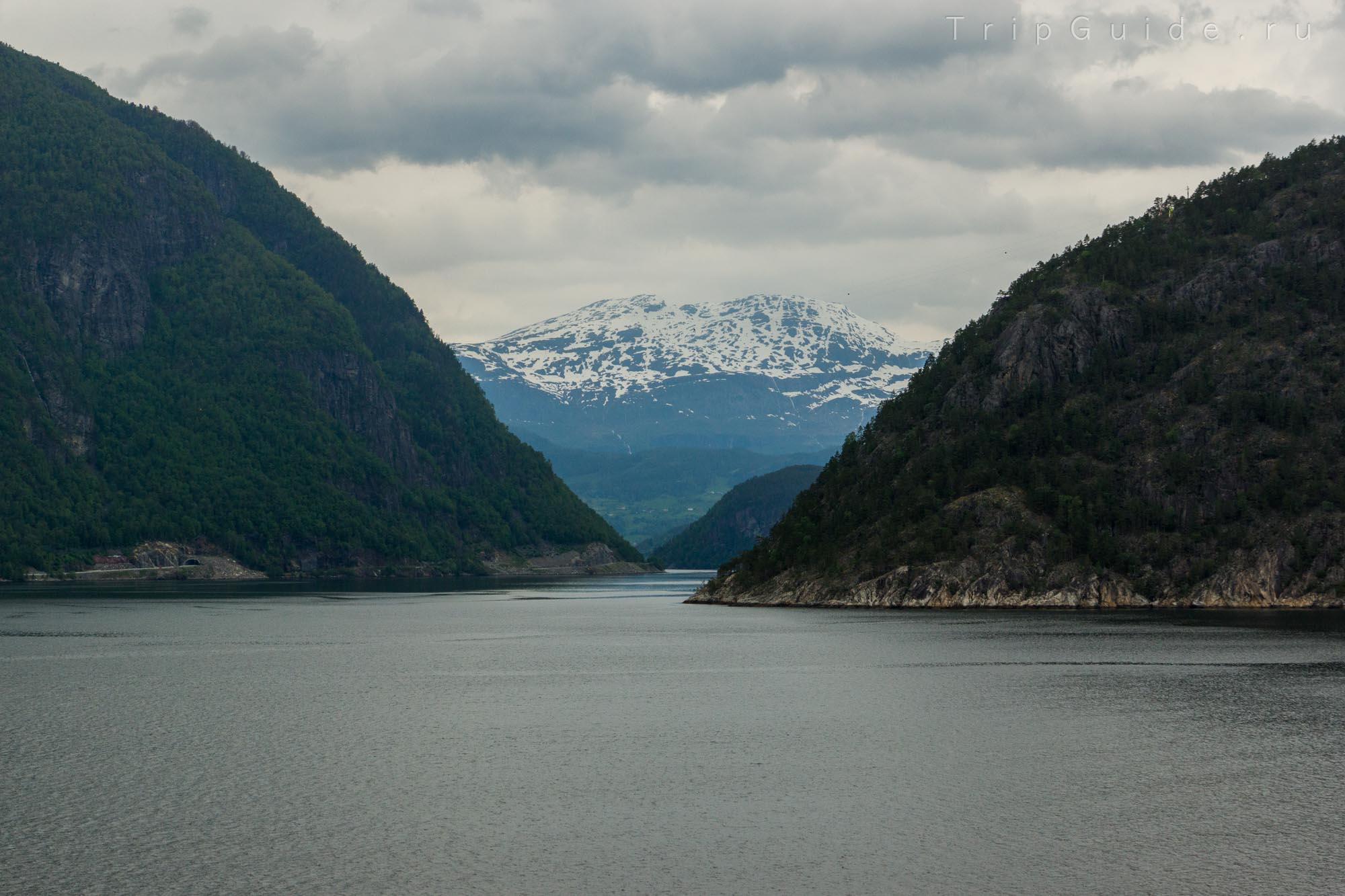 Фьорд Уса (Osafjorden) и гора Вассфьёро (Vassfjøro, 1633 m)