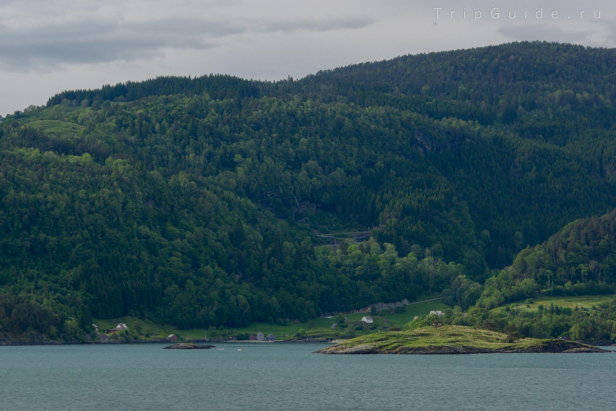 Поселок Åkre, остров Варалдзёй (Varaldsøy)