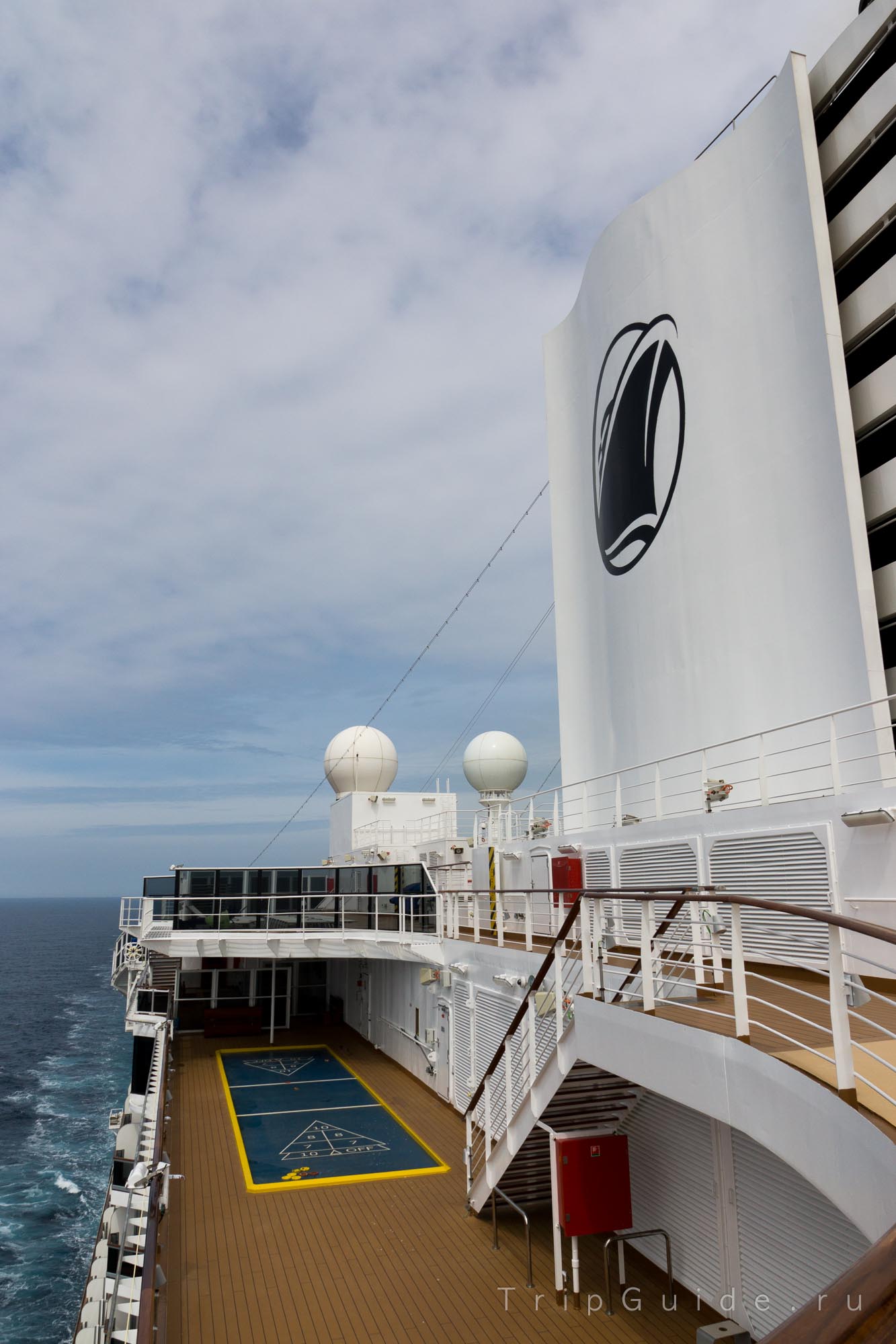 Труба с логотипом «Holland America Line»