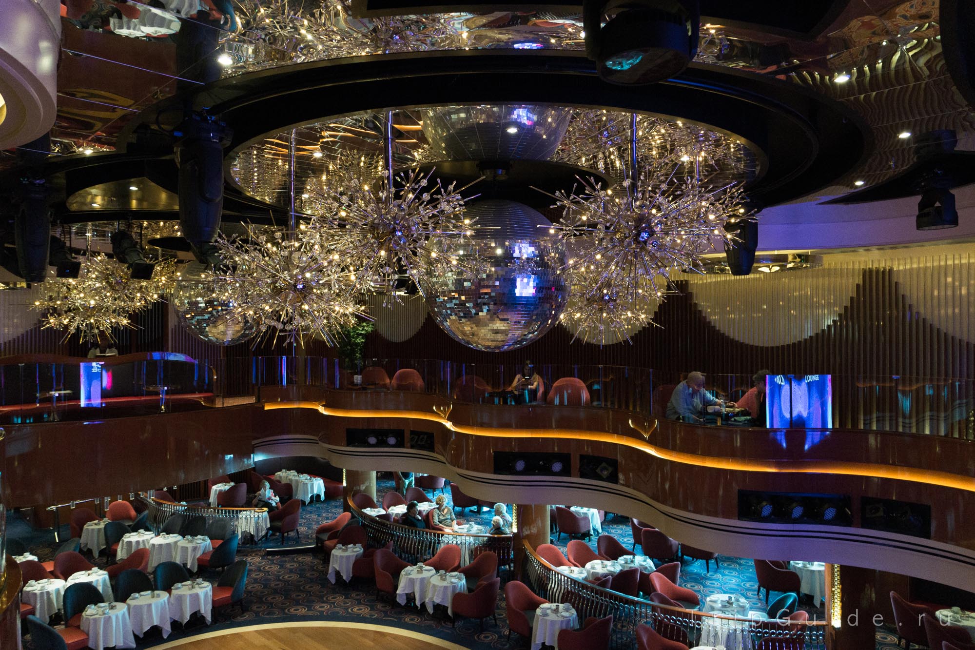 Королевский салон (Queens lounge), середина 2 и 3 палубы