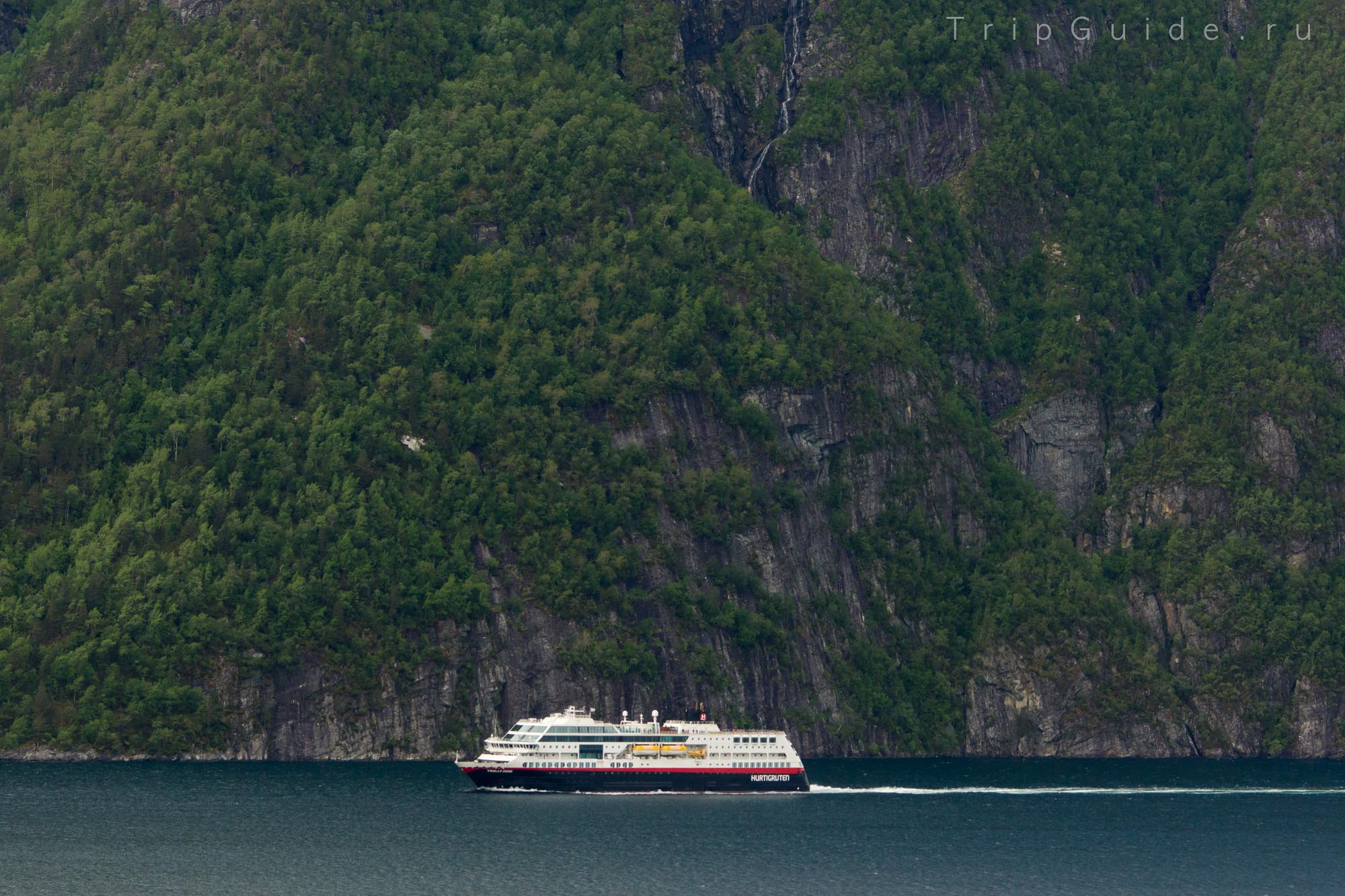 Фьорд и корабль — красивое фото
