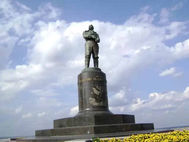 Памятник Чкалову в Нижнем Новгороде