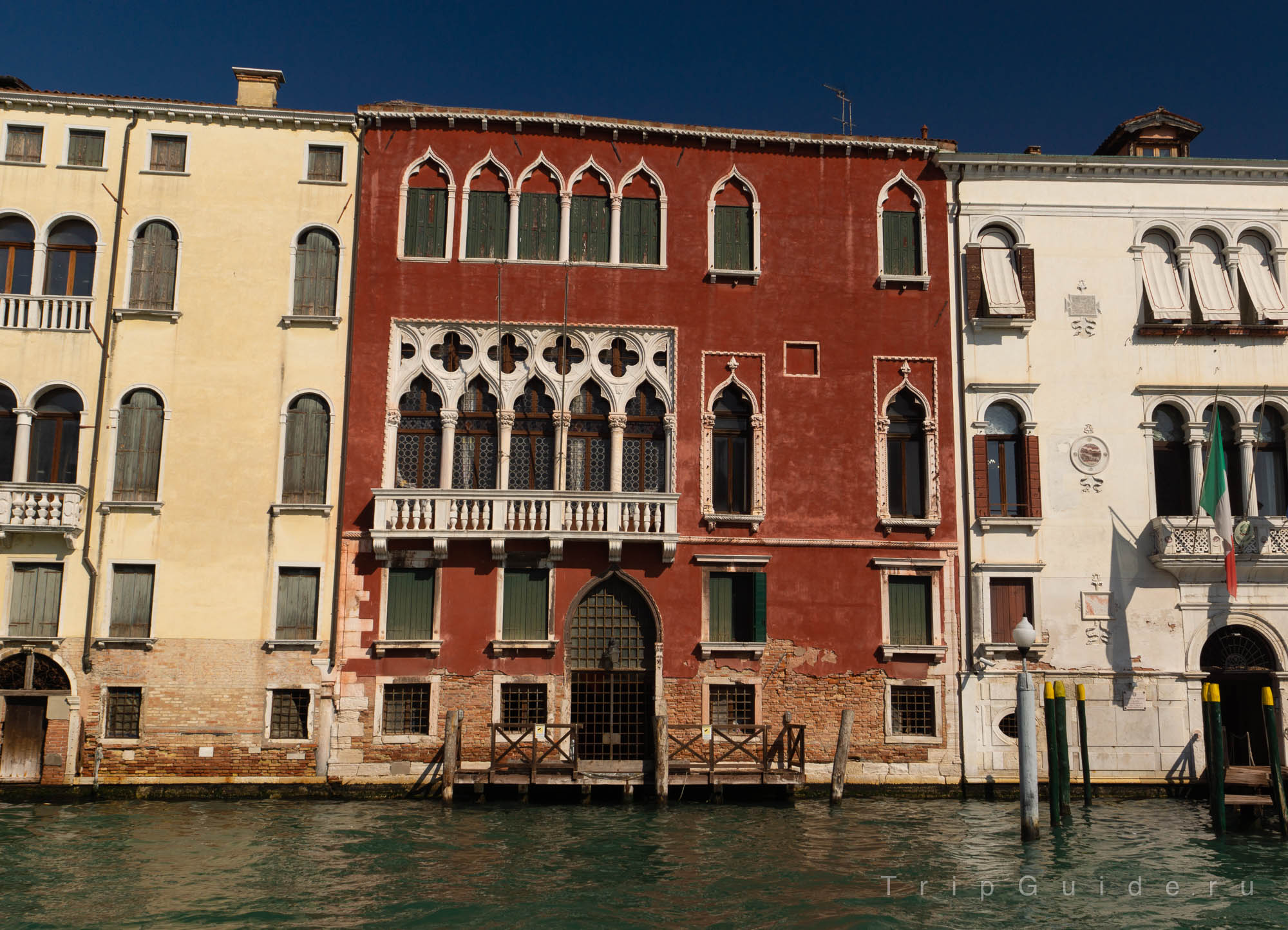 Палаццо Молин Эриццо (Palazzo Molin Erizzo) украшено пятью арками-свечами, созданными по подобию Дворца дожей, было куплено в 1454 году