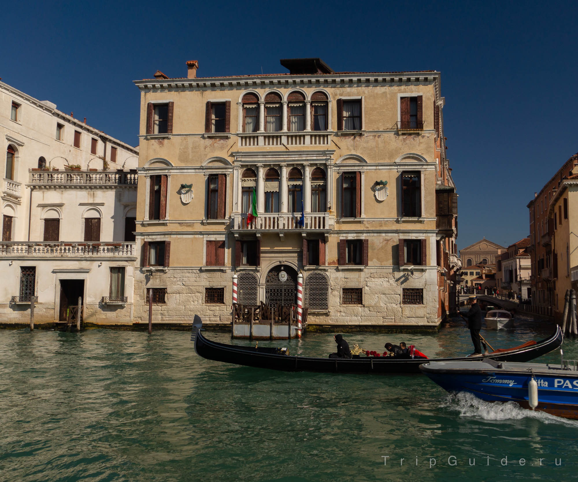 Палаццо Гуссони Гримани Делла Вида (Palazzo Gussoni Grimani Della Vida) построен в середине 16-го века в стиле эпохи Возрождения для семьи патрициев Гуссони