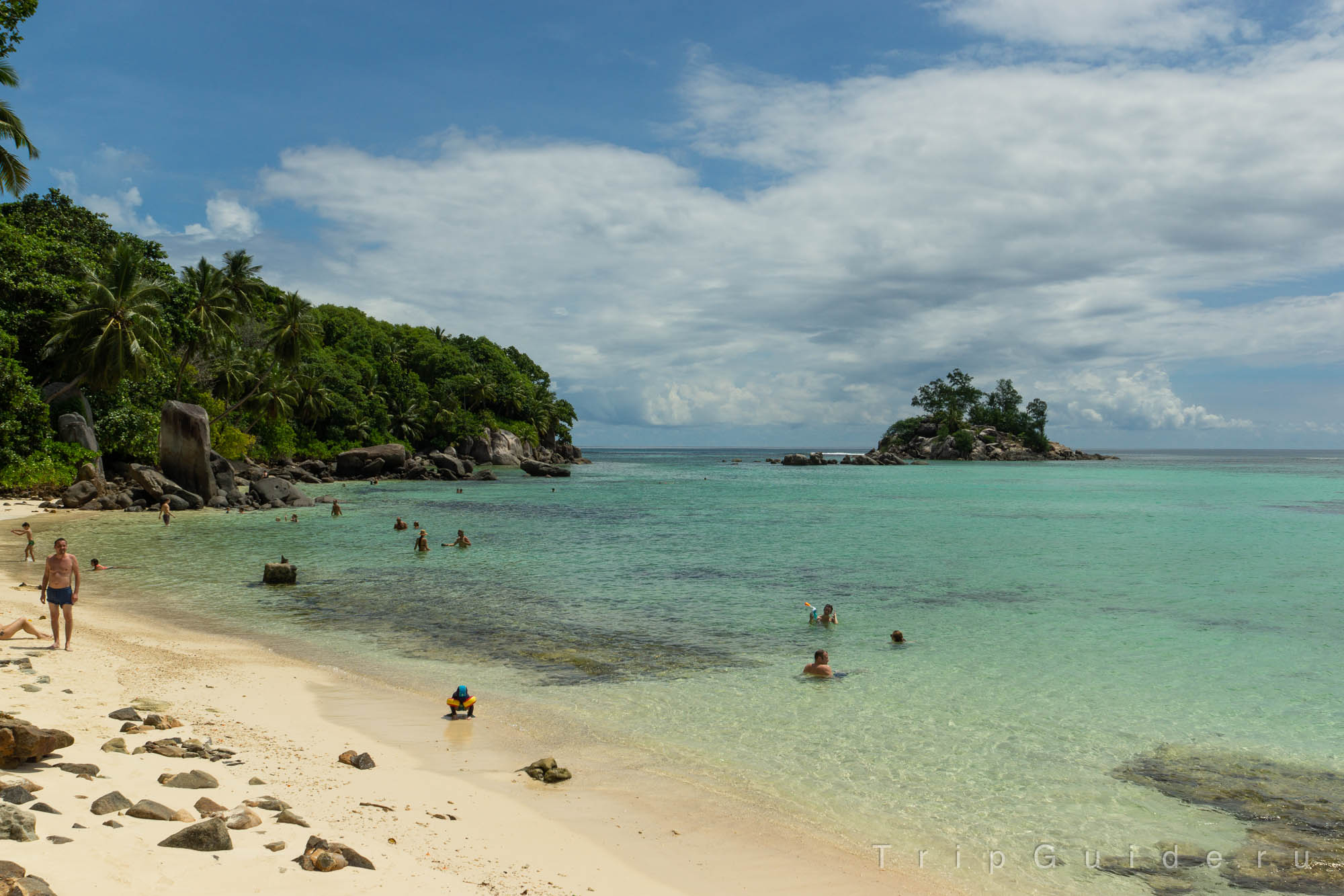 Пляж Анс Роял (Anse Royale Beach) — очень популярное место, поскольку здесь почти нет кораллов воде