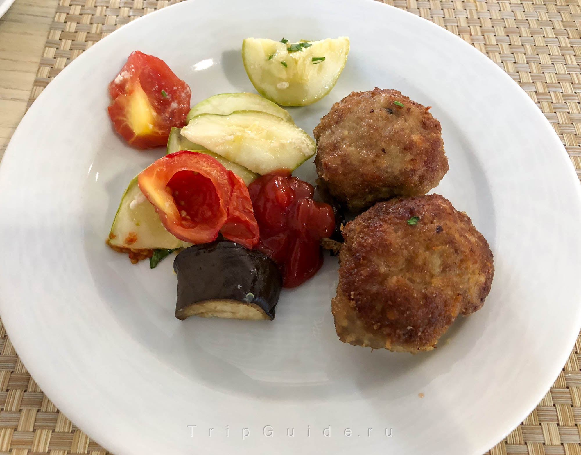 Мясная котлета и овощи на завтраке — завтрак в отеле «Си Галакси» в Сочи