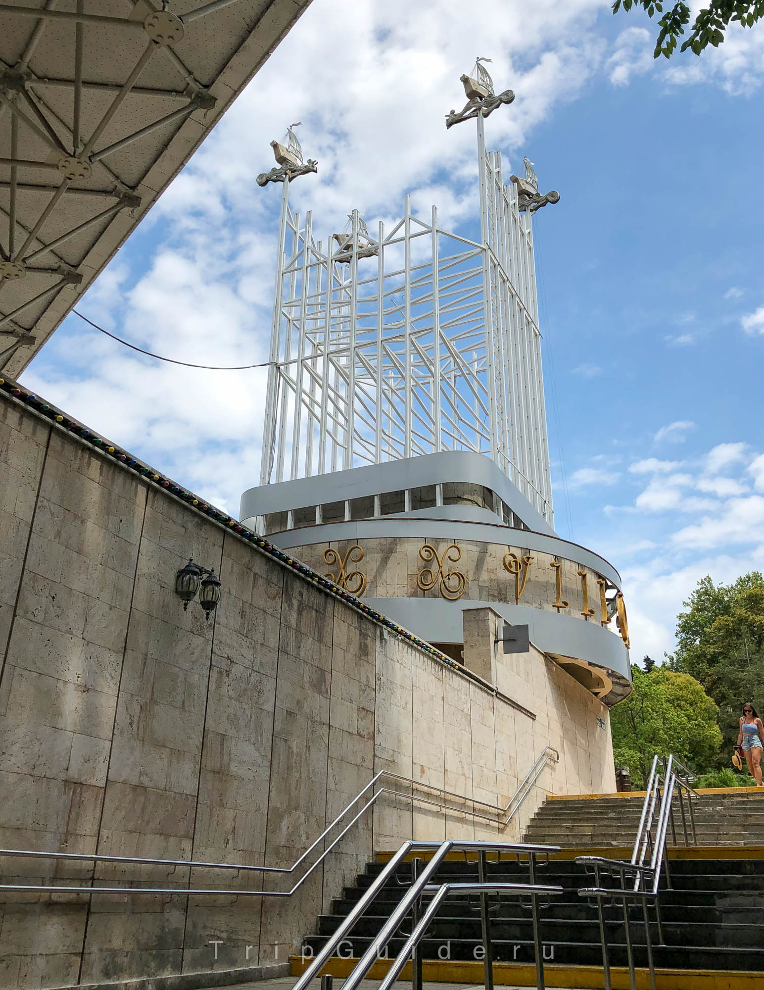 Концертный зал «Фестивальный» в Сочи — скульптурная композиция с корабликами
