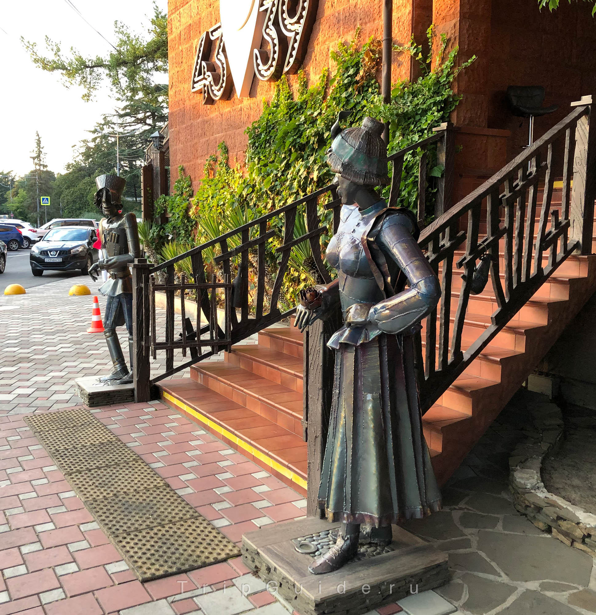 Скульптуры у ресторана «Старый базар» в Сочи