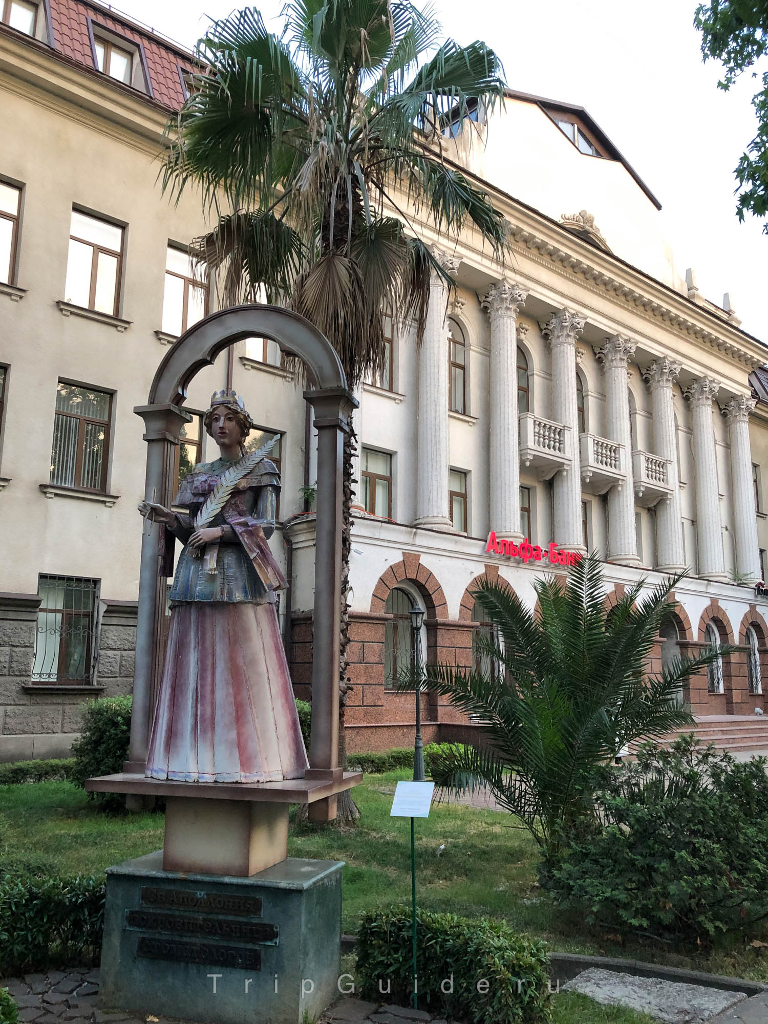 Памятник Святой Аполлонии — покровительнице стоматологов в Сочи