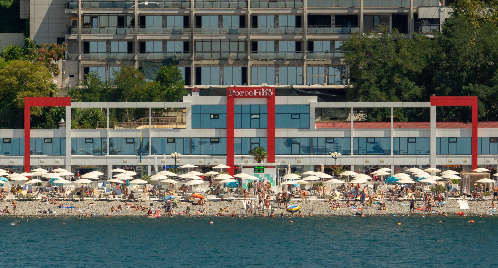 Отель «Портофино» («PortoFino») в Сочи и пляж отелей «Меркюр» и «Пуллман»