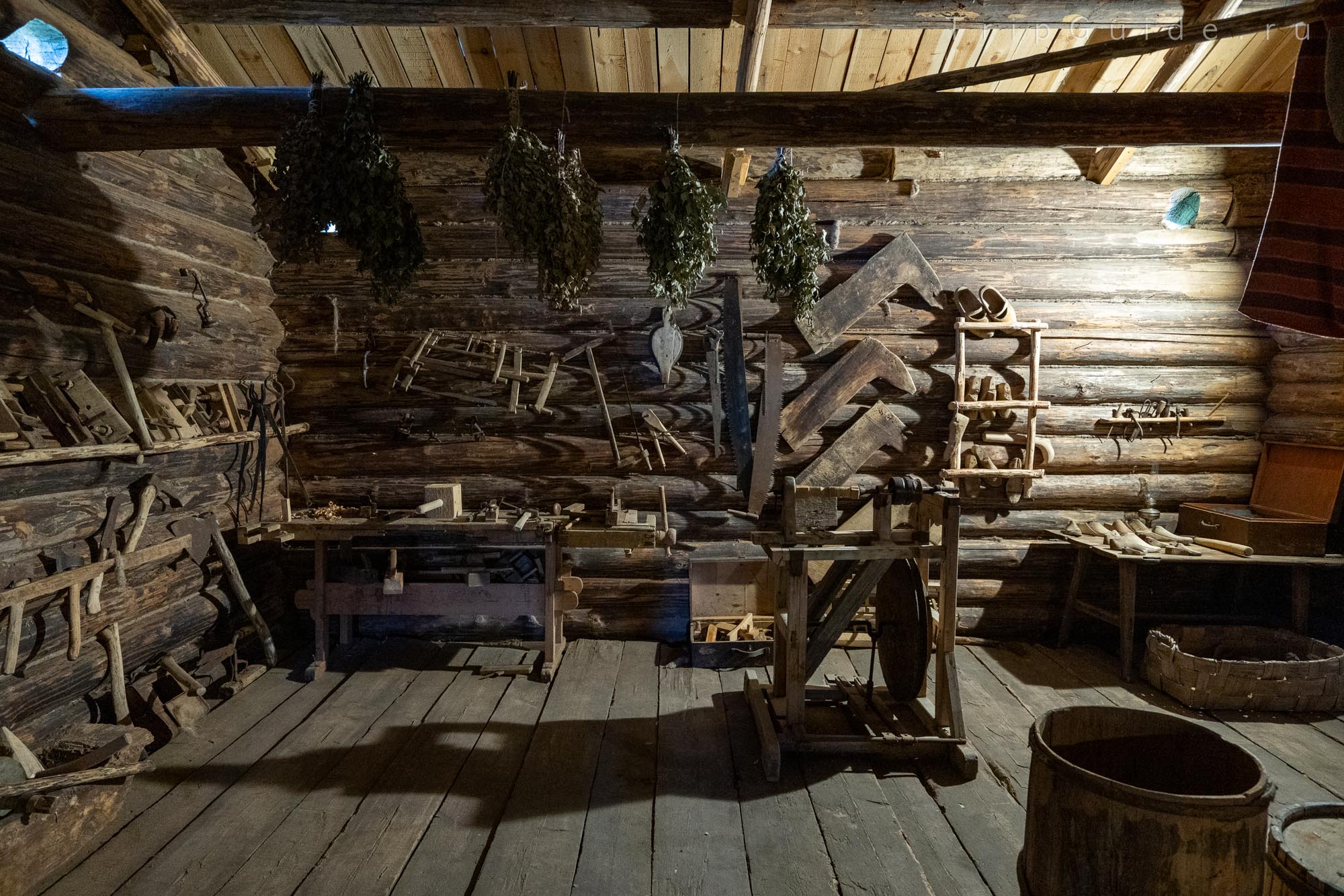 Старинная мастерская в доме крестьянина, Мандроги