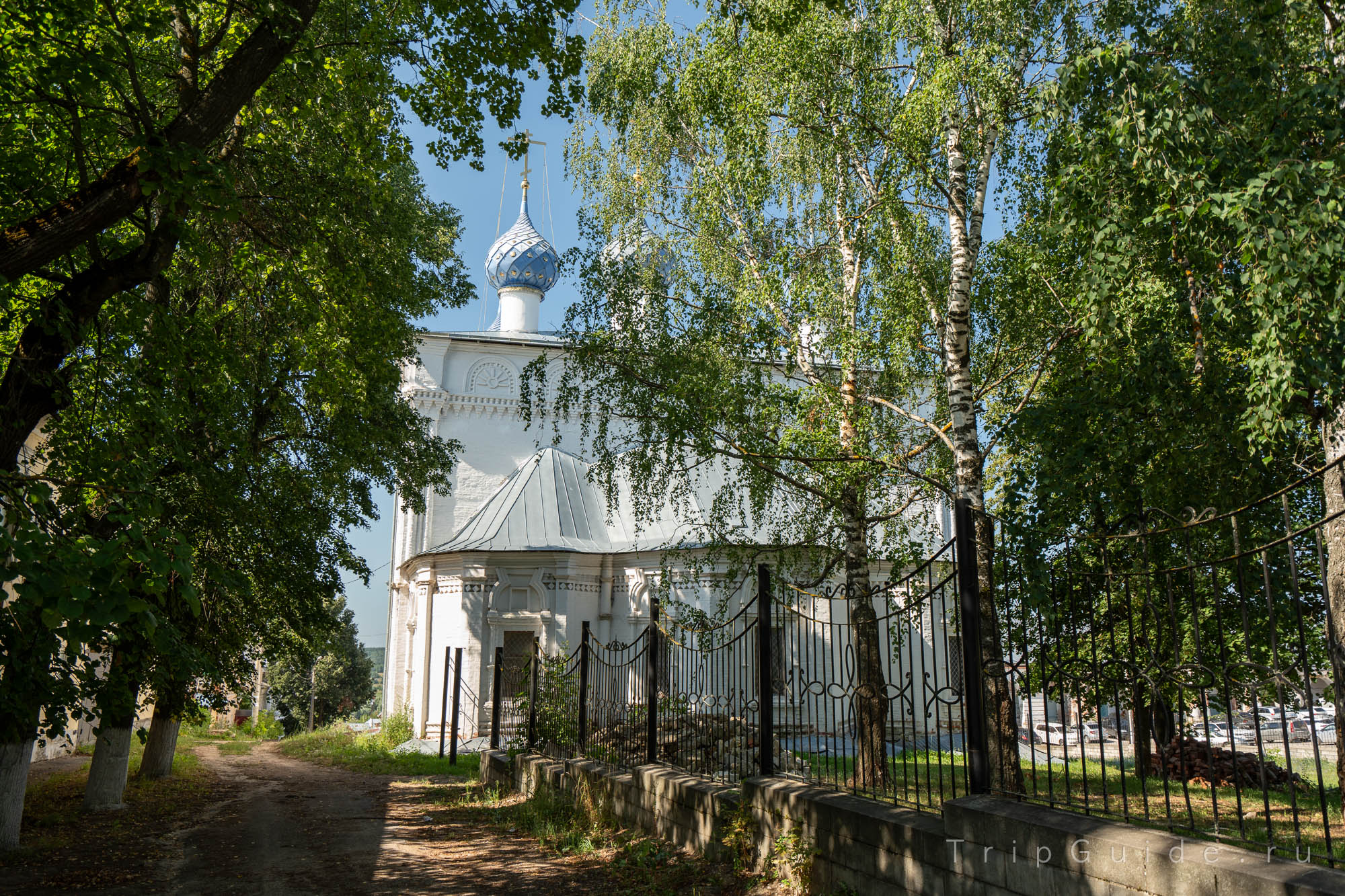 Успенская церковь в зелени берёз