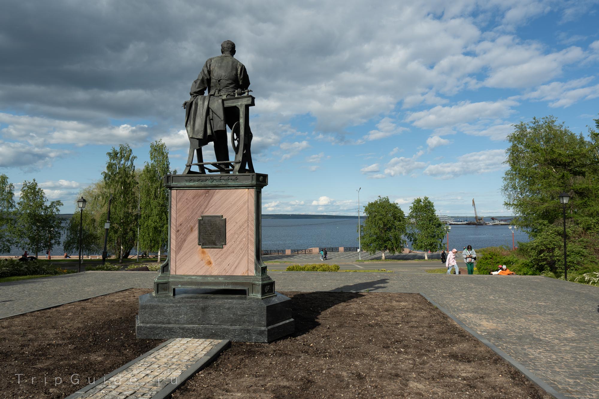 Памятник и вид на Онежское озеро в Петрозаводске