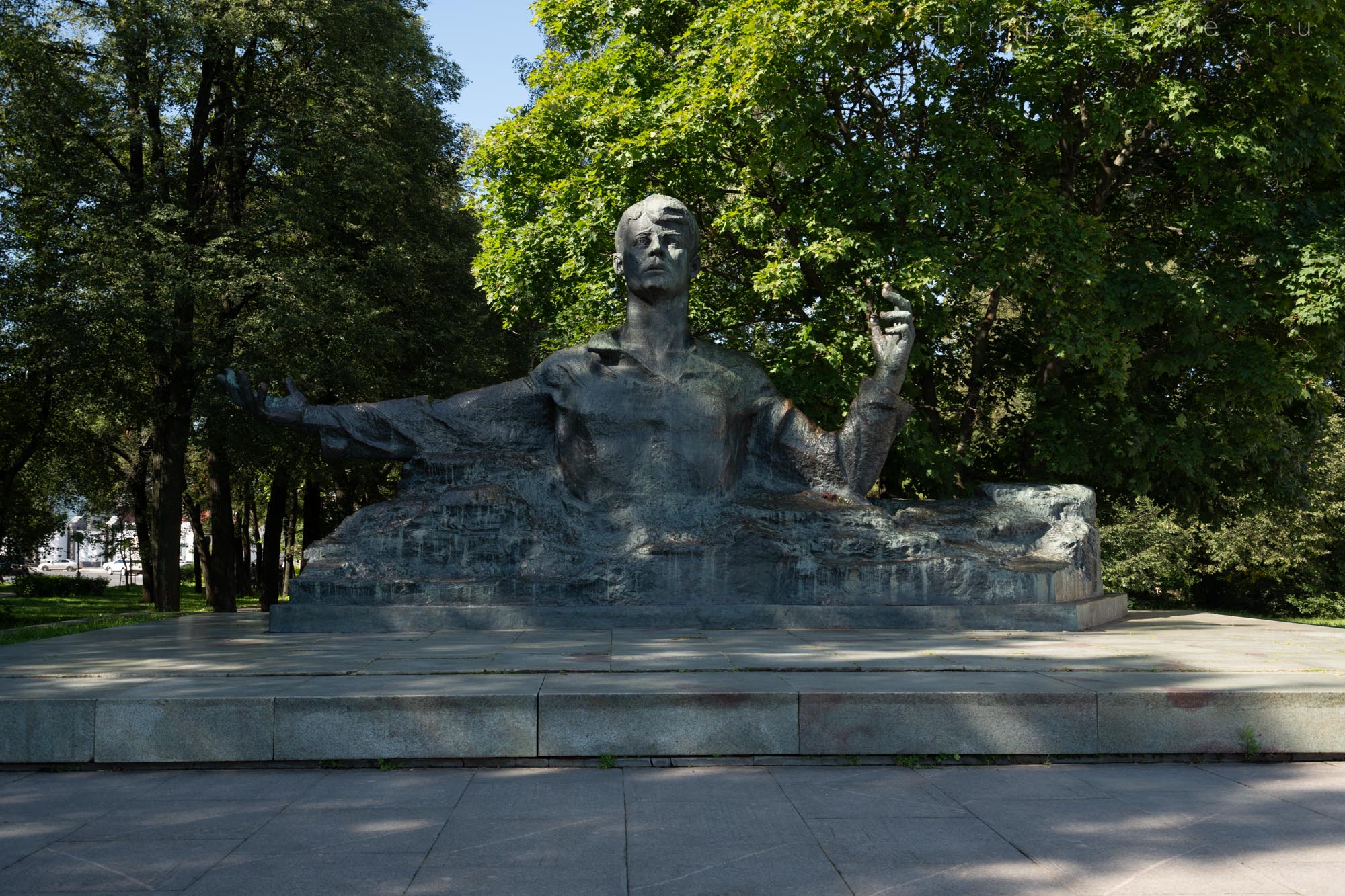 Памятник Есенину