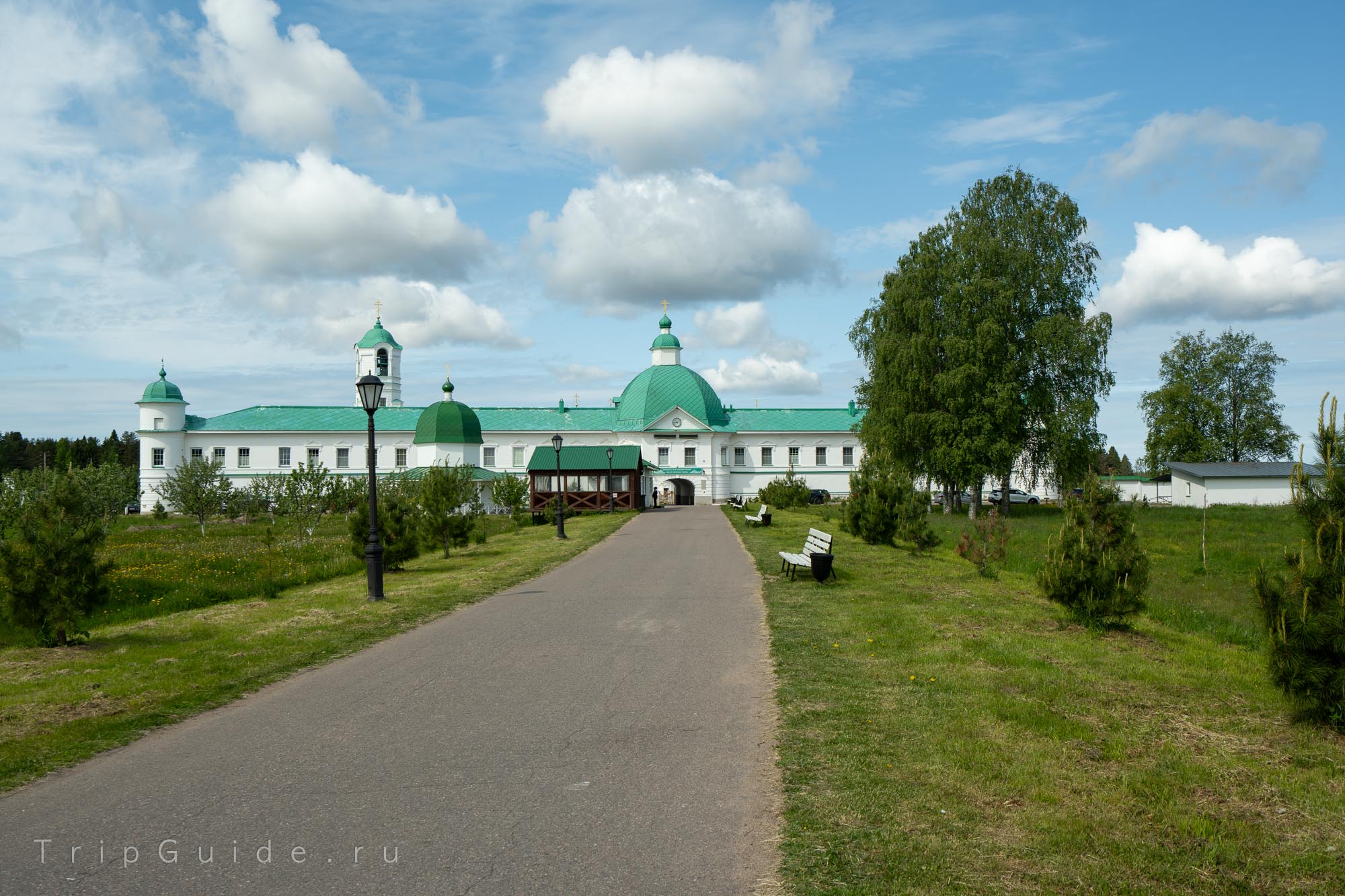 Дорога, соединяющая Троицкую и Преображенскую части монастыря