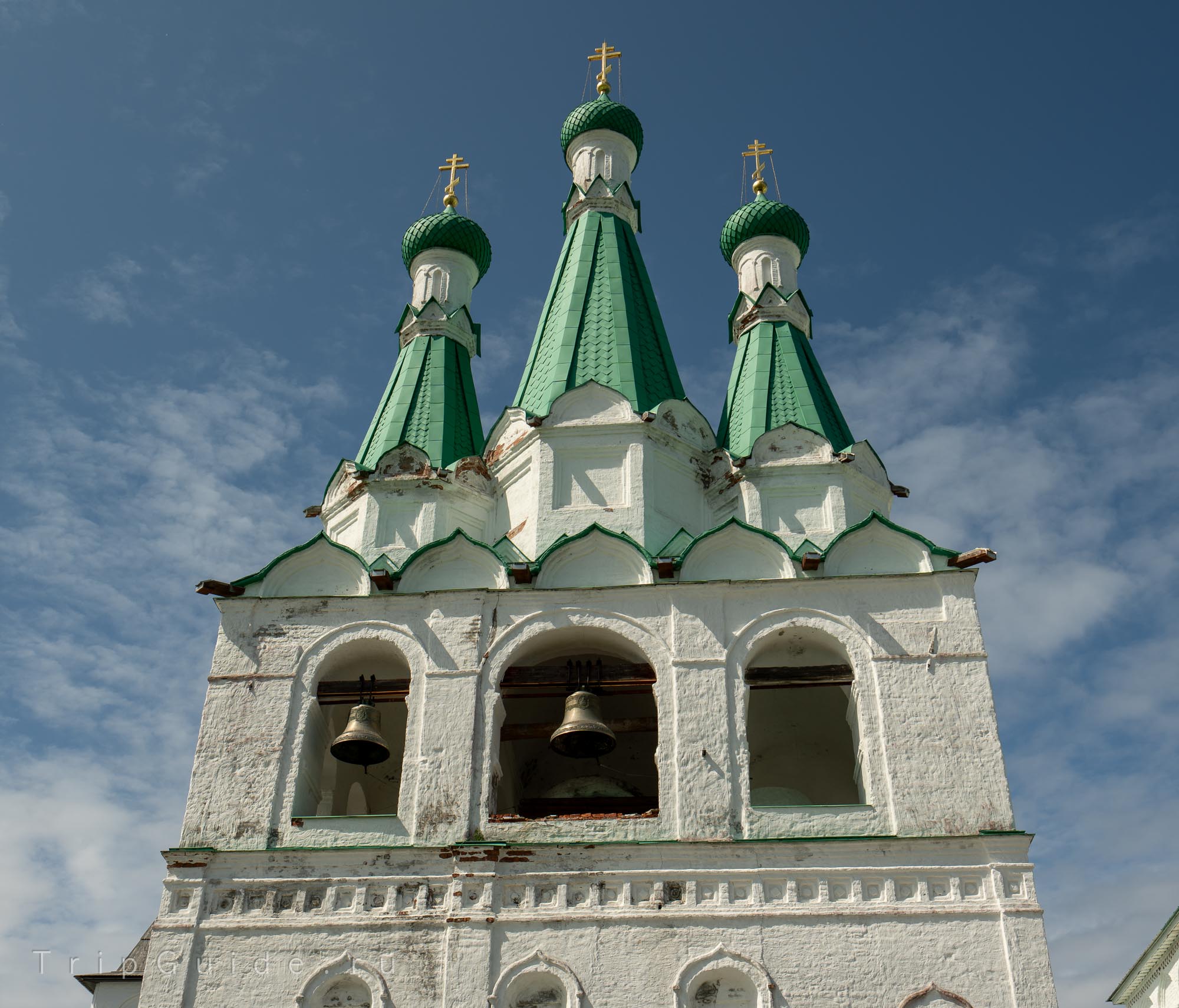Колокольня с тремя главками в Александро-Свирском монастыре