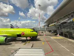 Аэропорт Казань, самолет авиакомпании S7 у телетрапа Аэропорт Казань, самолет авиакомпании S7 у телетрапа