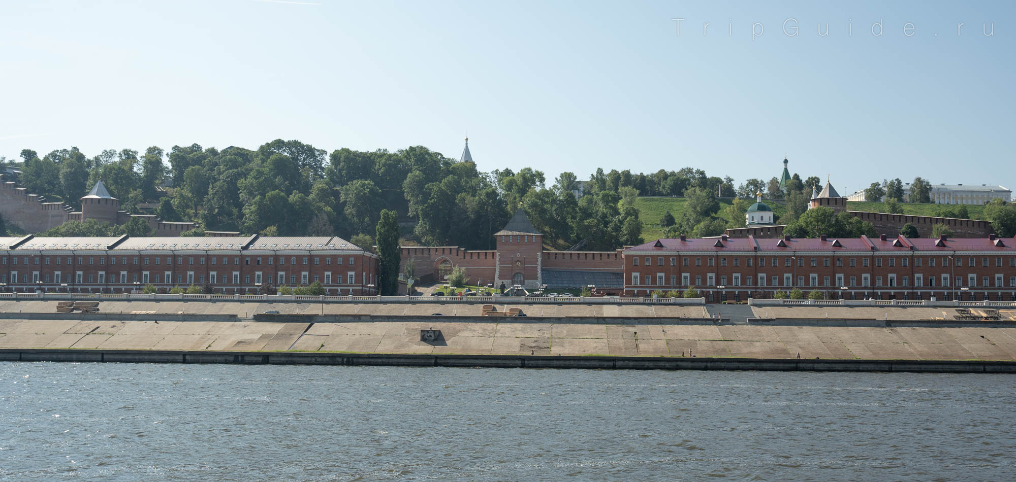 Красные казармы и Зачатьевская башня в Нижнем Новгороде