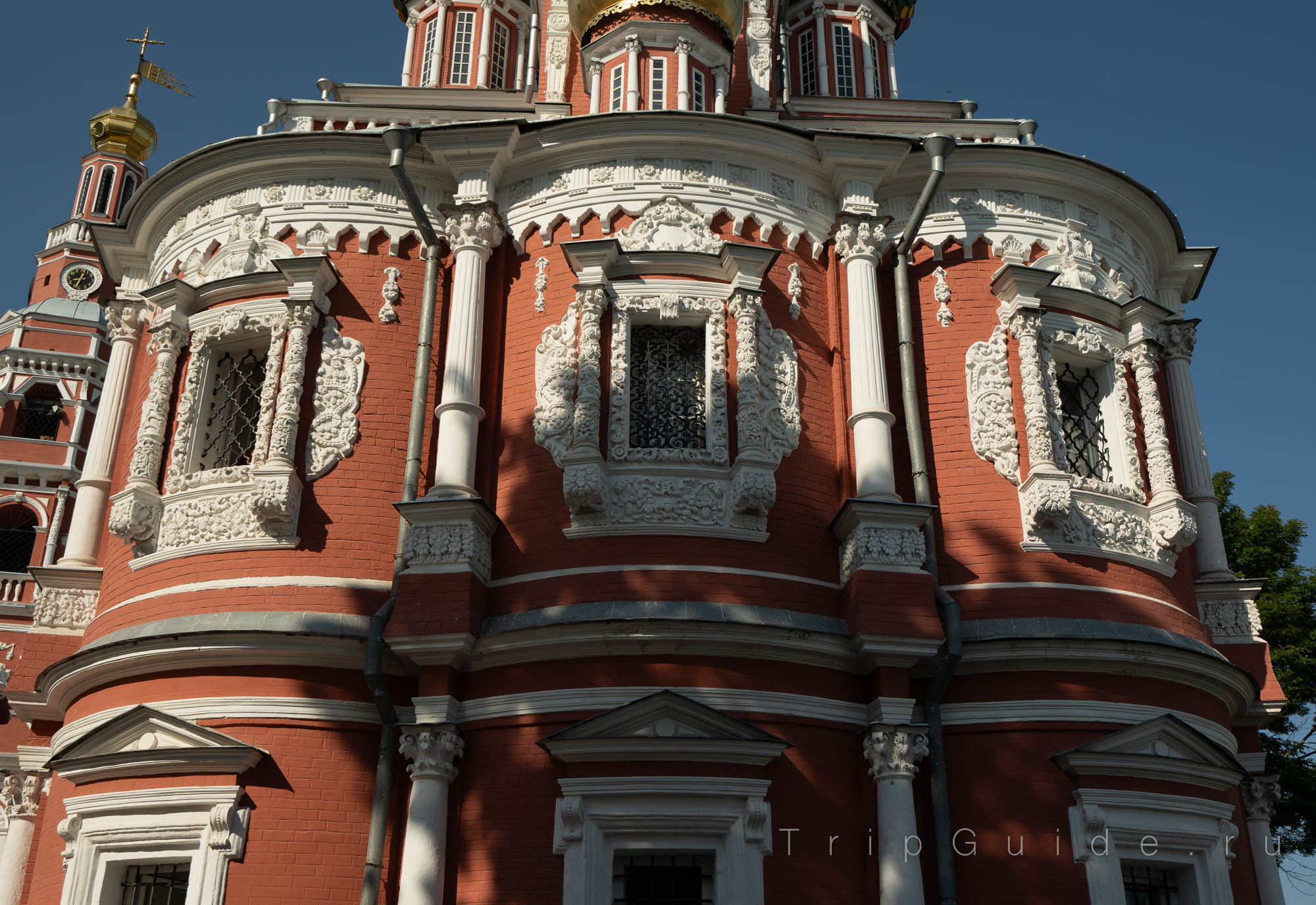 Лепнина вокруг окон Строгановской церкви