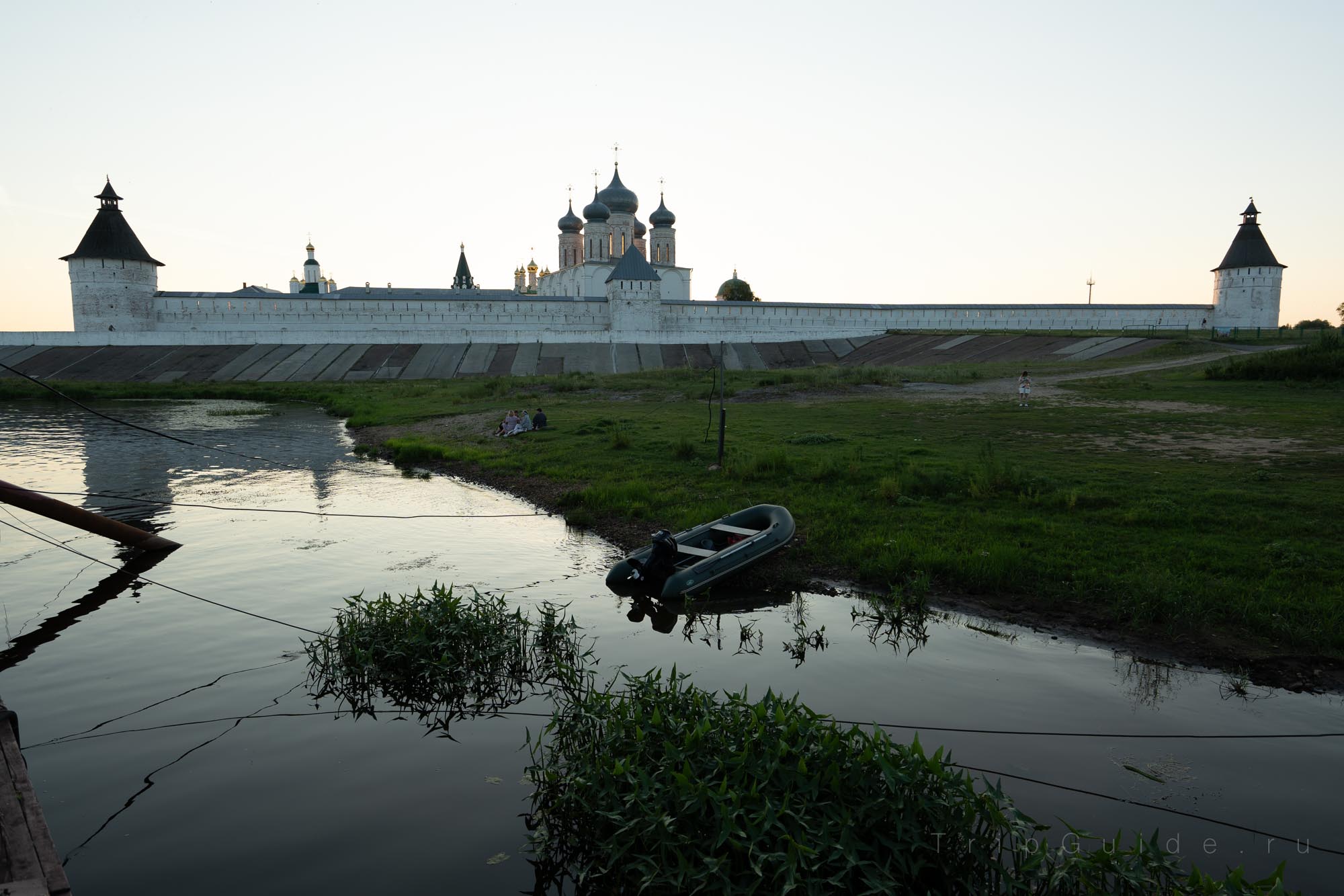 Макариев монастырь вечером, фото