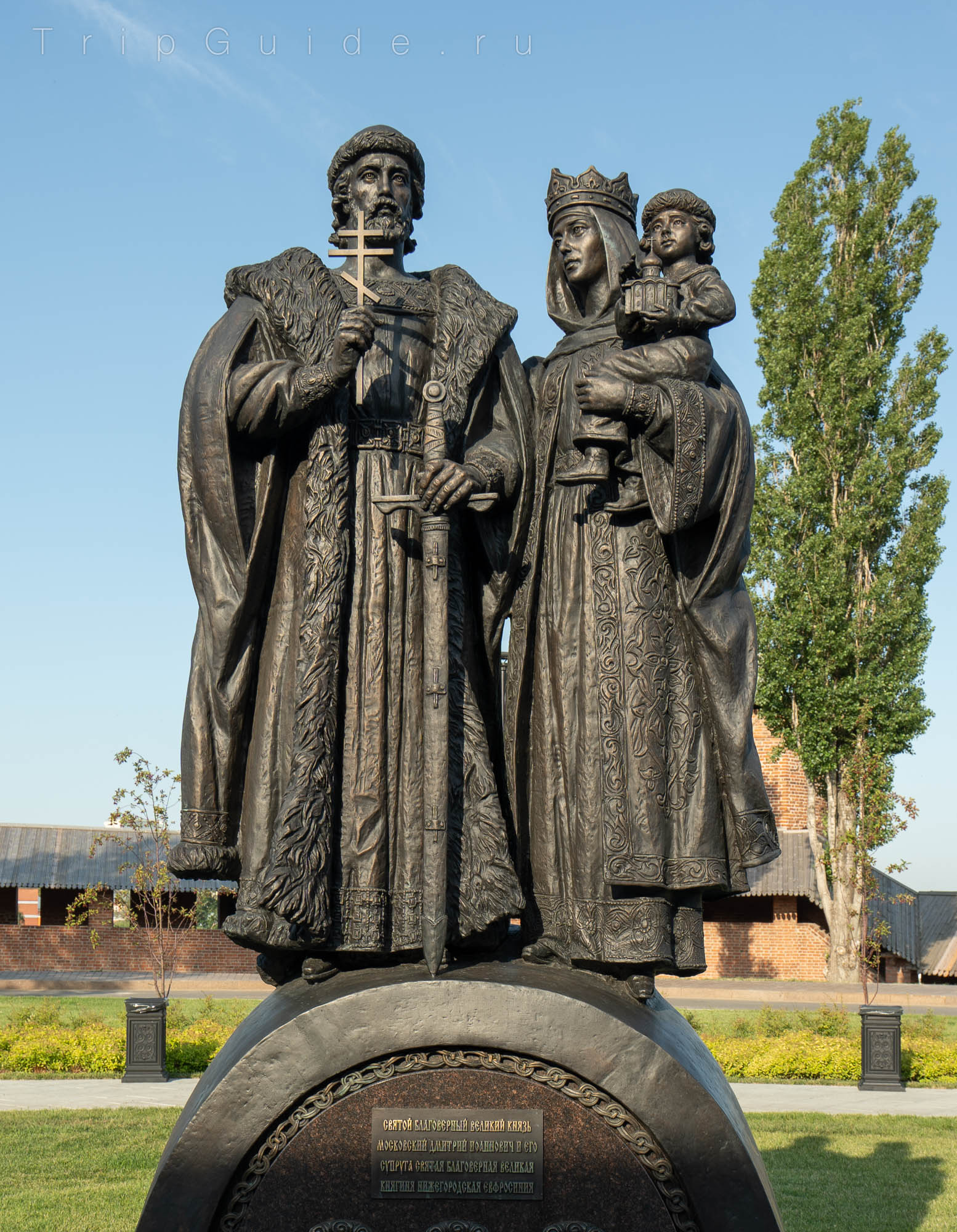 Памятник Дмитрию Донскому и его жене Евфросинии в Нижнем Новгороде