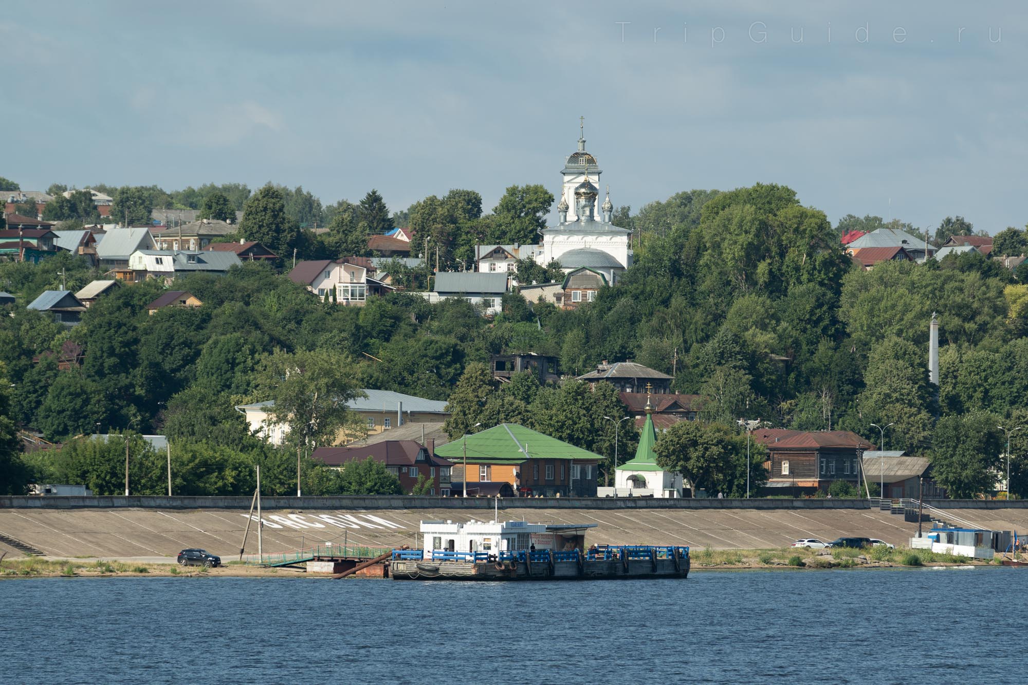 Пристань туристических теплоходов и Троицкая церковь в Козьмодемьянске