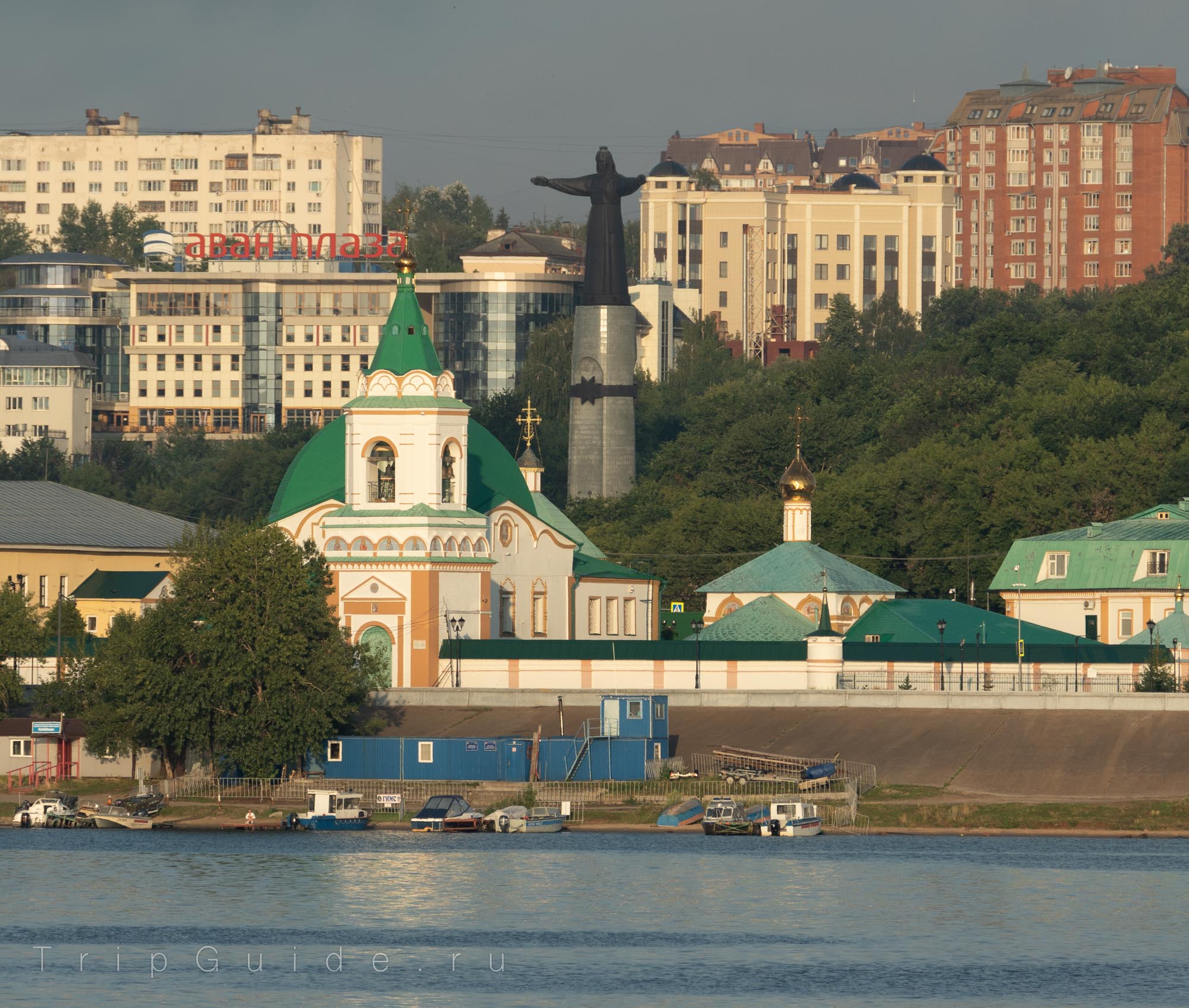 Троицкий монастырь и памятник Мать-покровительница в Чебоксарах