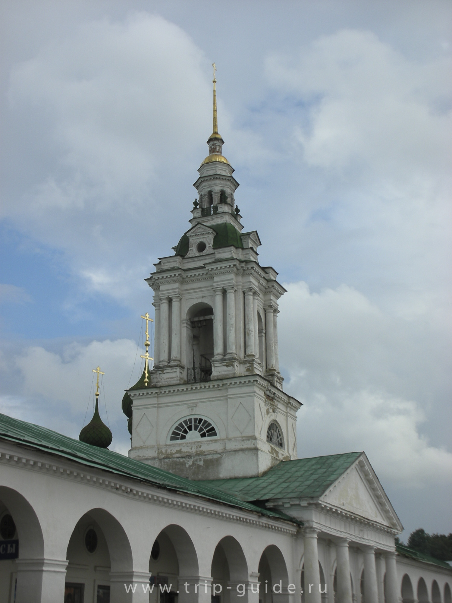 Красные ряды и церковь Спаса-в-Рядах в Костроме
