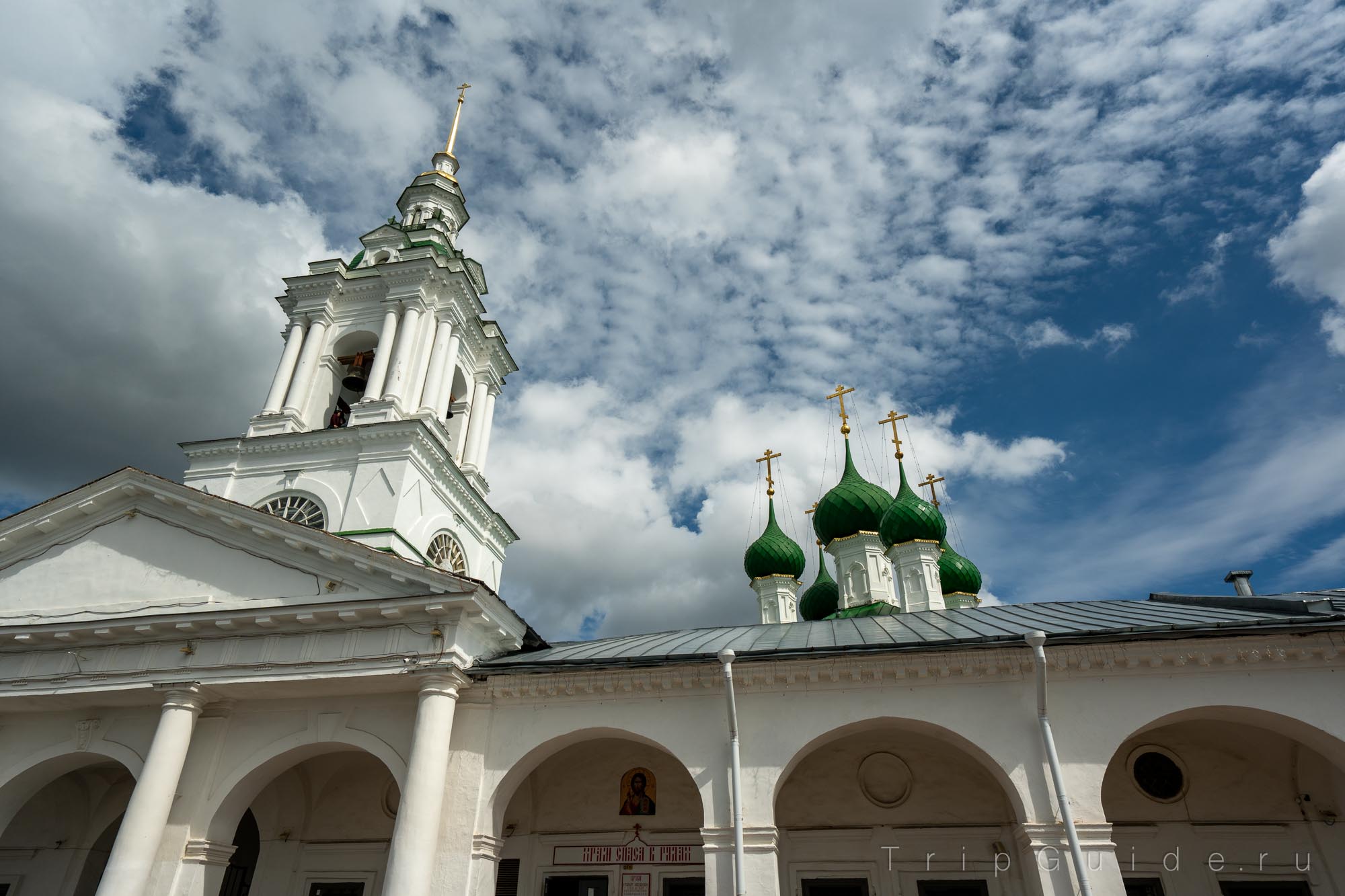Колокольня и луковки храма Спаса Нерукотворного в Рядах