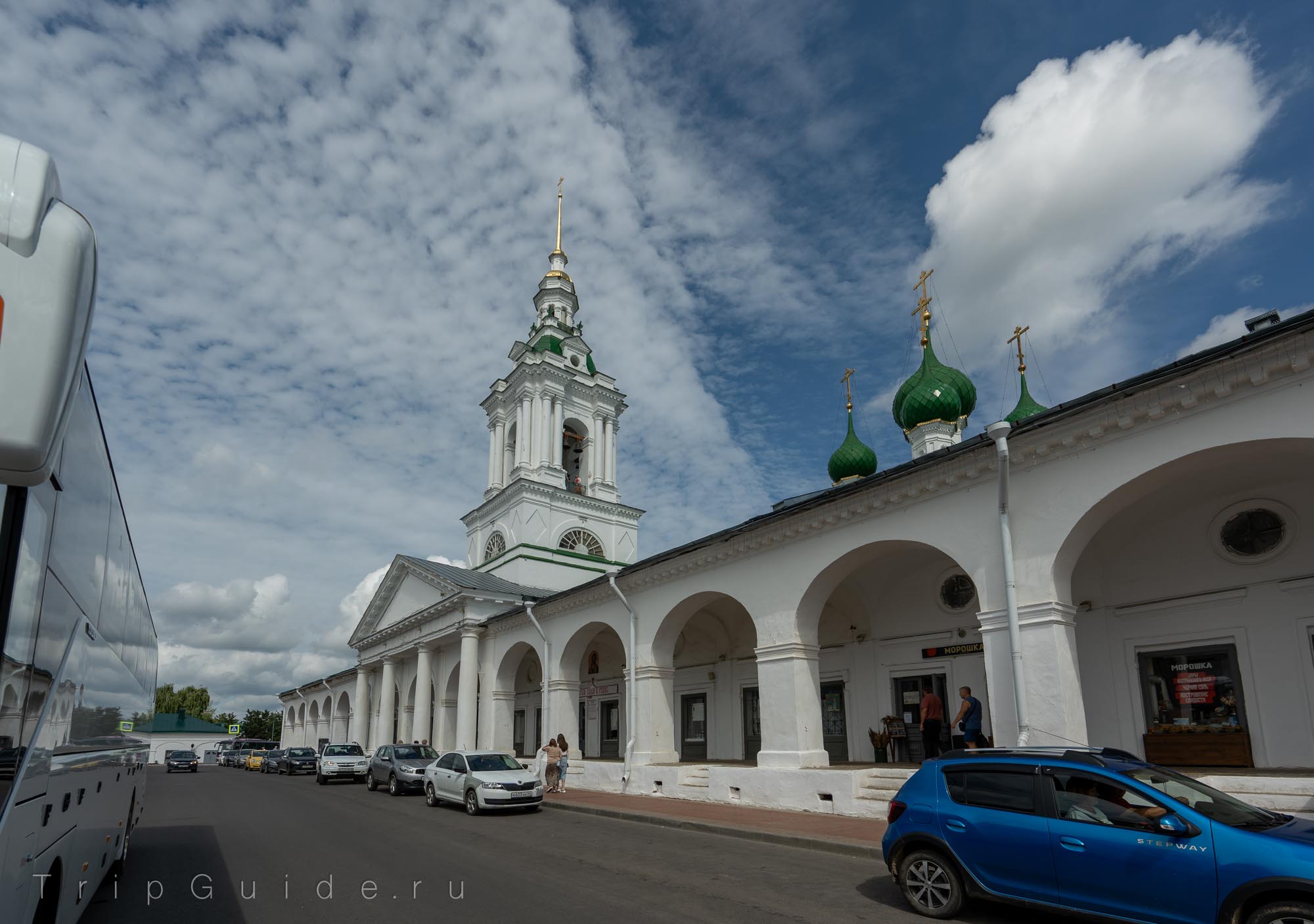 Красные ряды (Гостиный двор) и храм Спаса Нерукотворного образа в Рядах