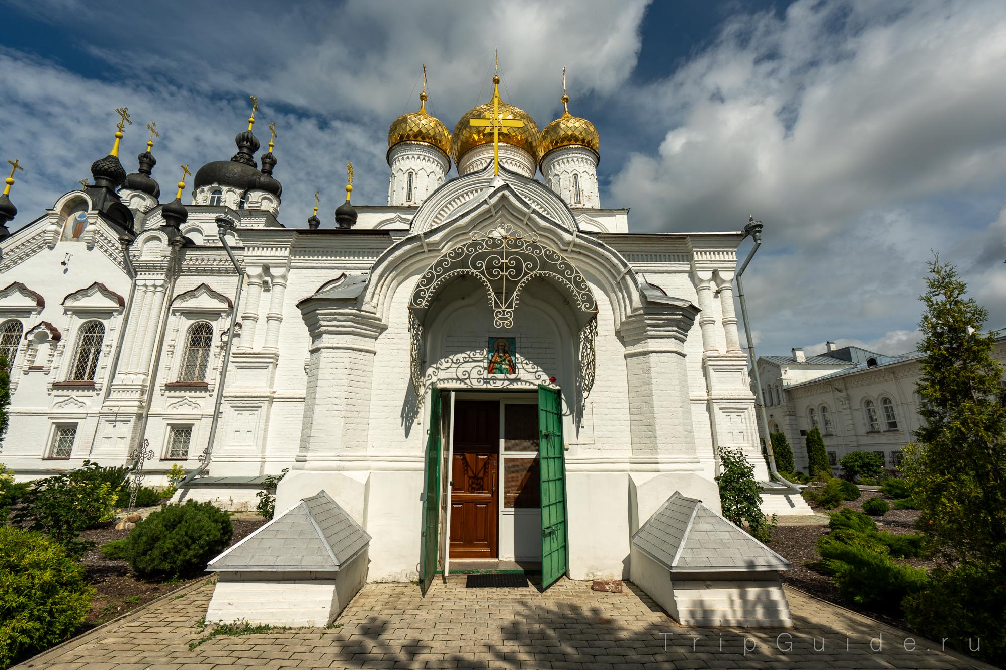 Крыльцо Богоявленского собора