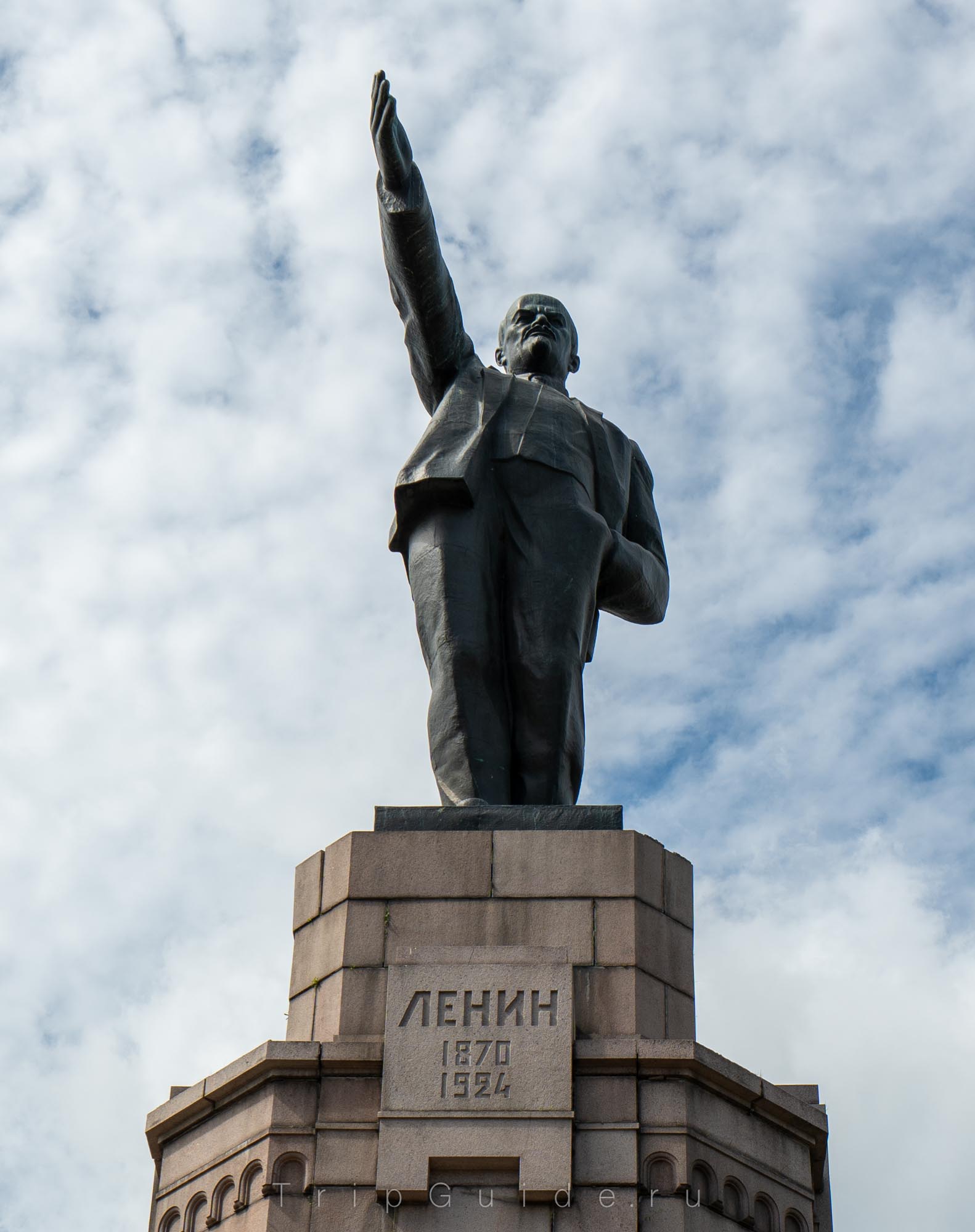 Непропорционально огромная рука вождя, вид снизу